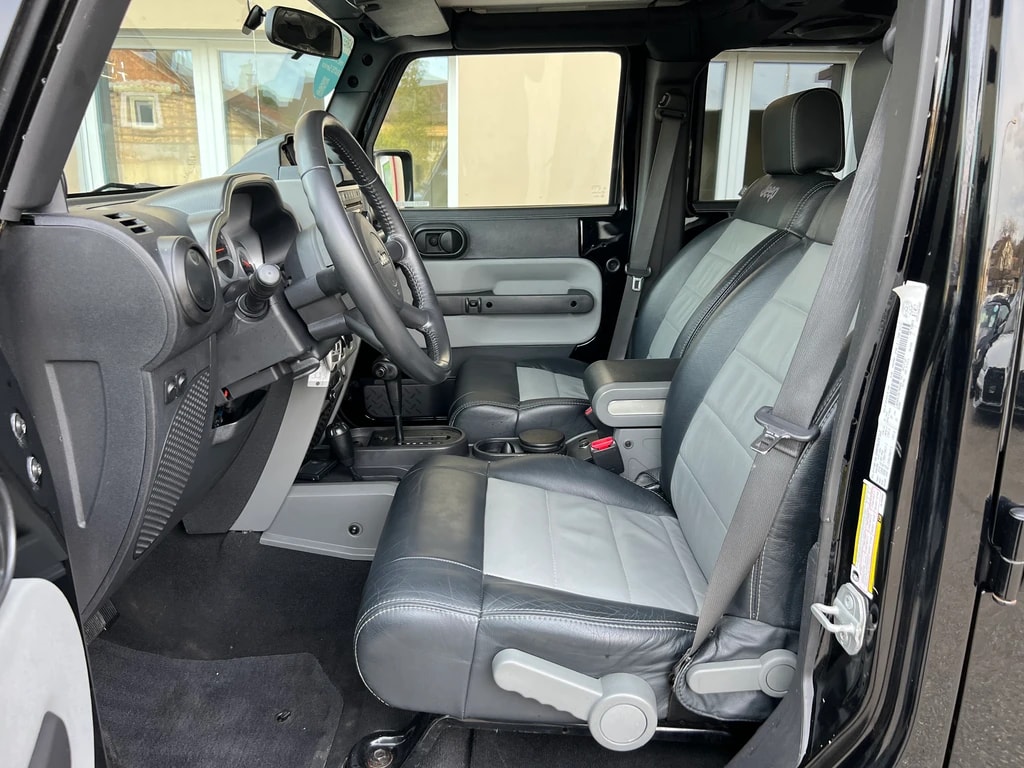 JEEP Wrangler 3.8 Unlimited Sahara Automatic-image-12
