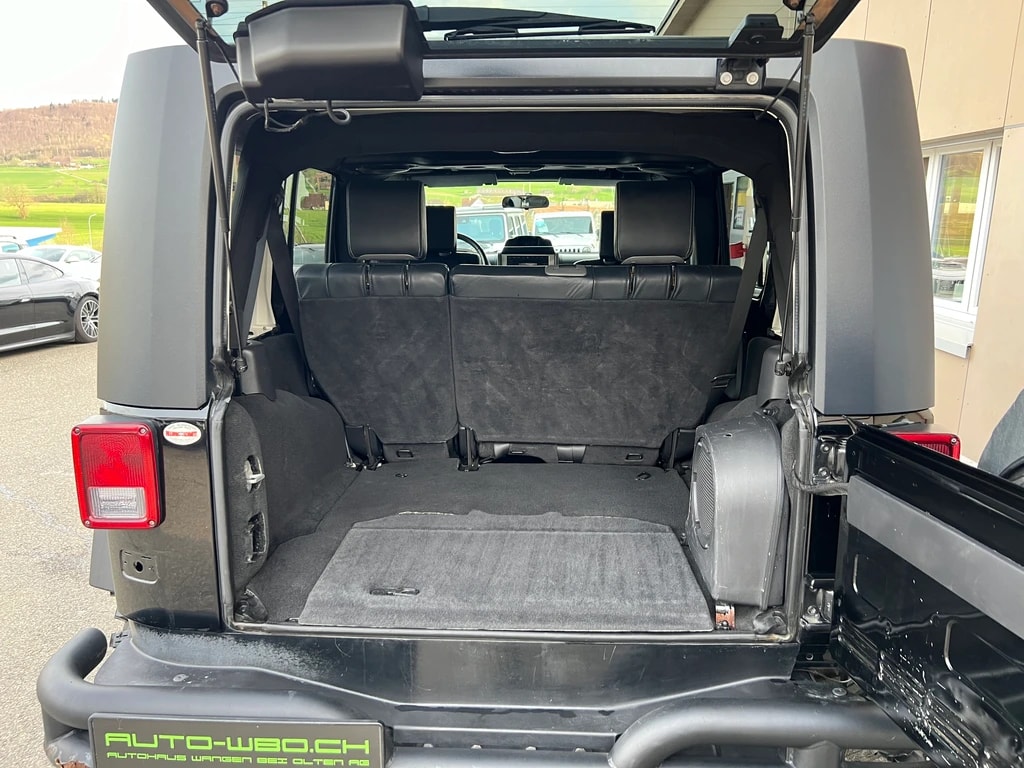 JEEP Wrangler 3.8 Unlimited Sahara Automatic-image-23