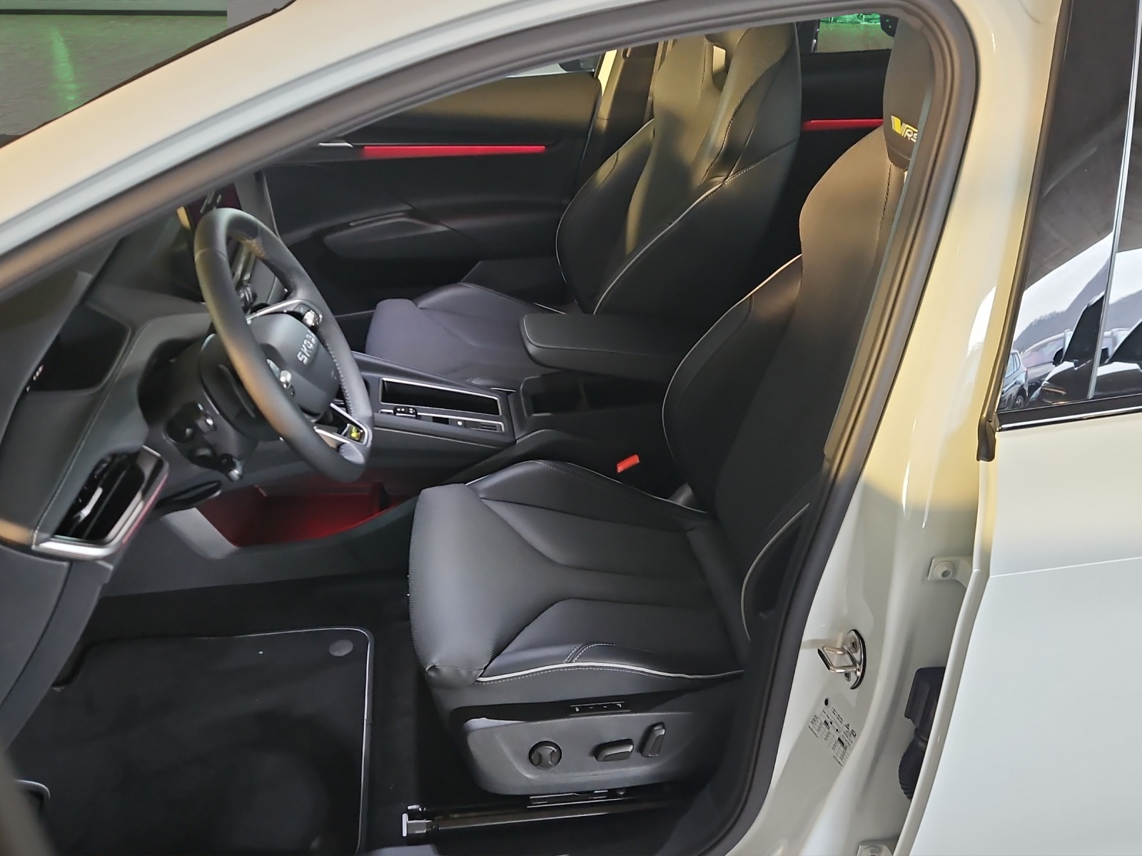 SKODA Enyaq 4x4 RS-image-8