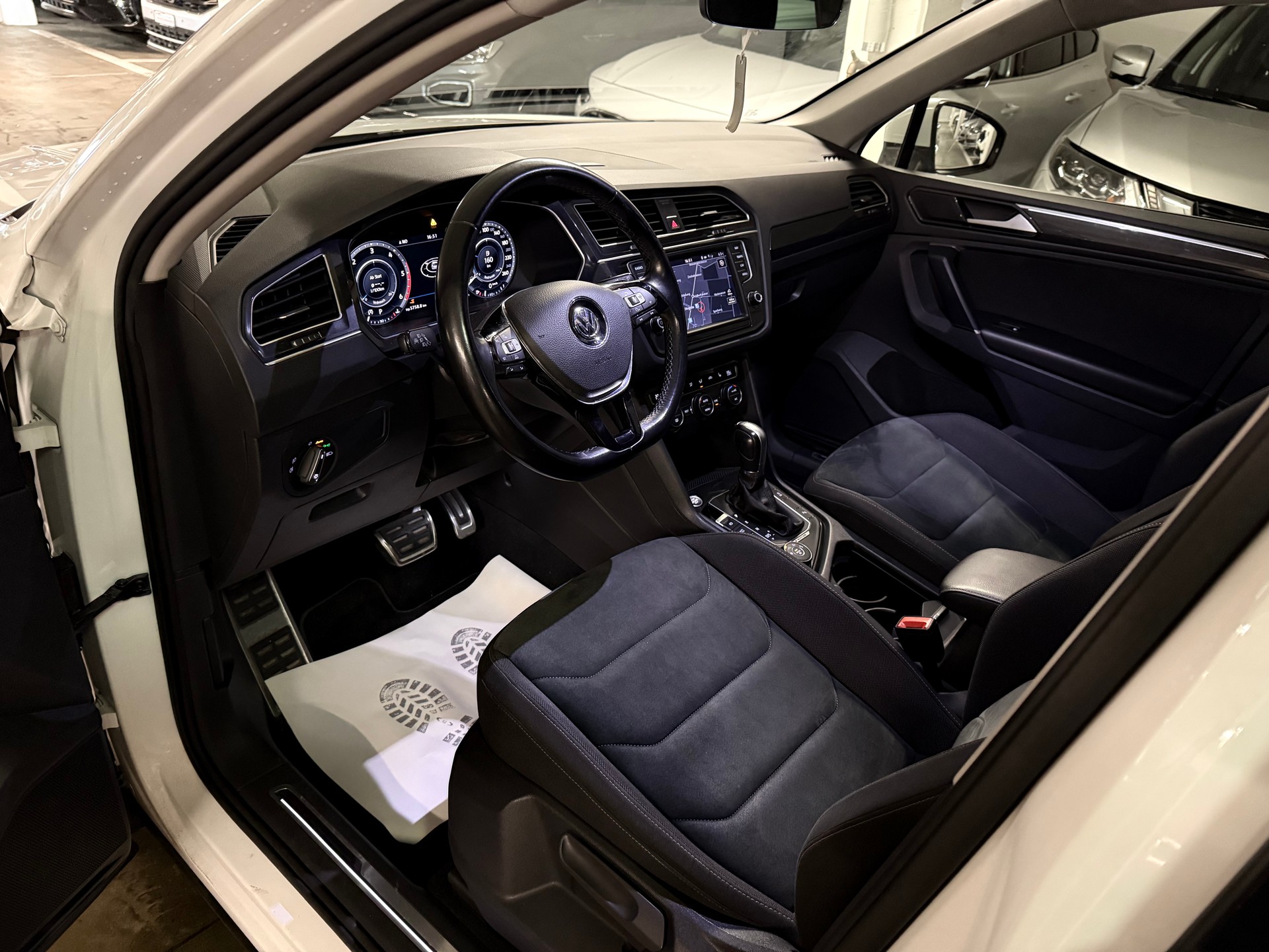 VW Tiguan 2.0 TDI SCR Highline 4Motion DSG R Line-image-7