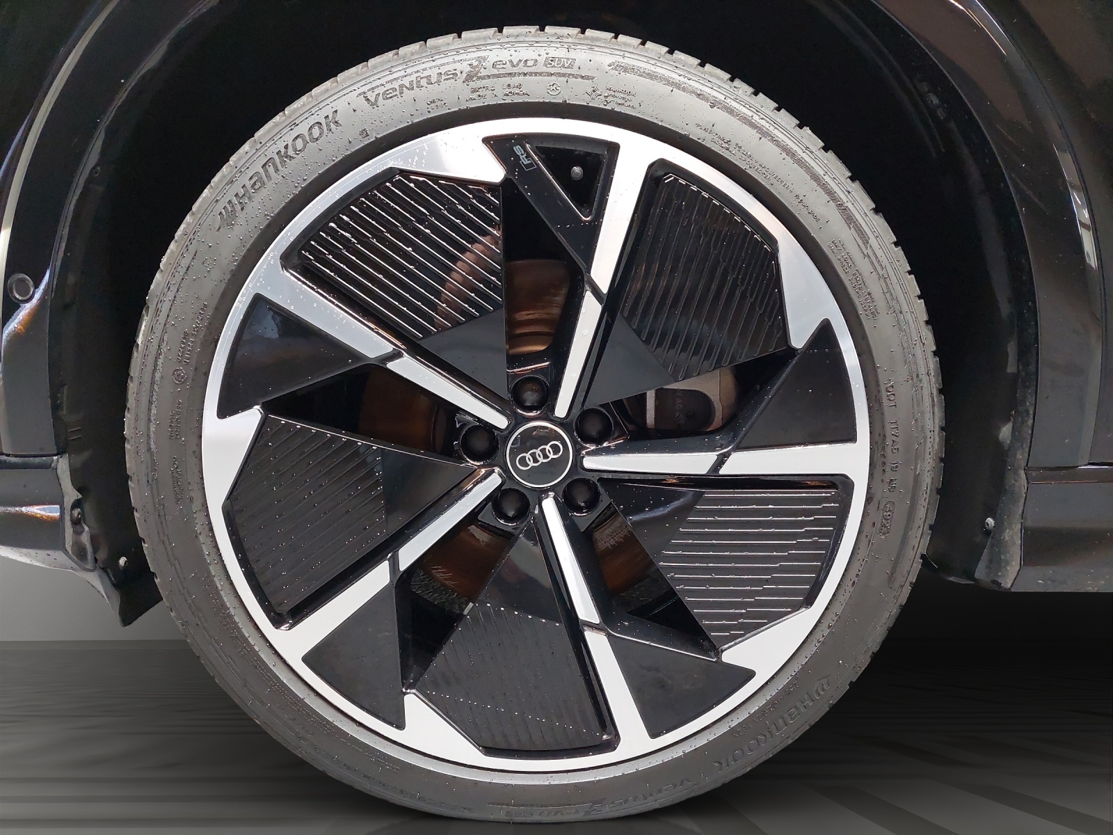 AUDI Q4 e-tron 50 quattro-image-12