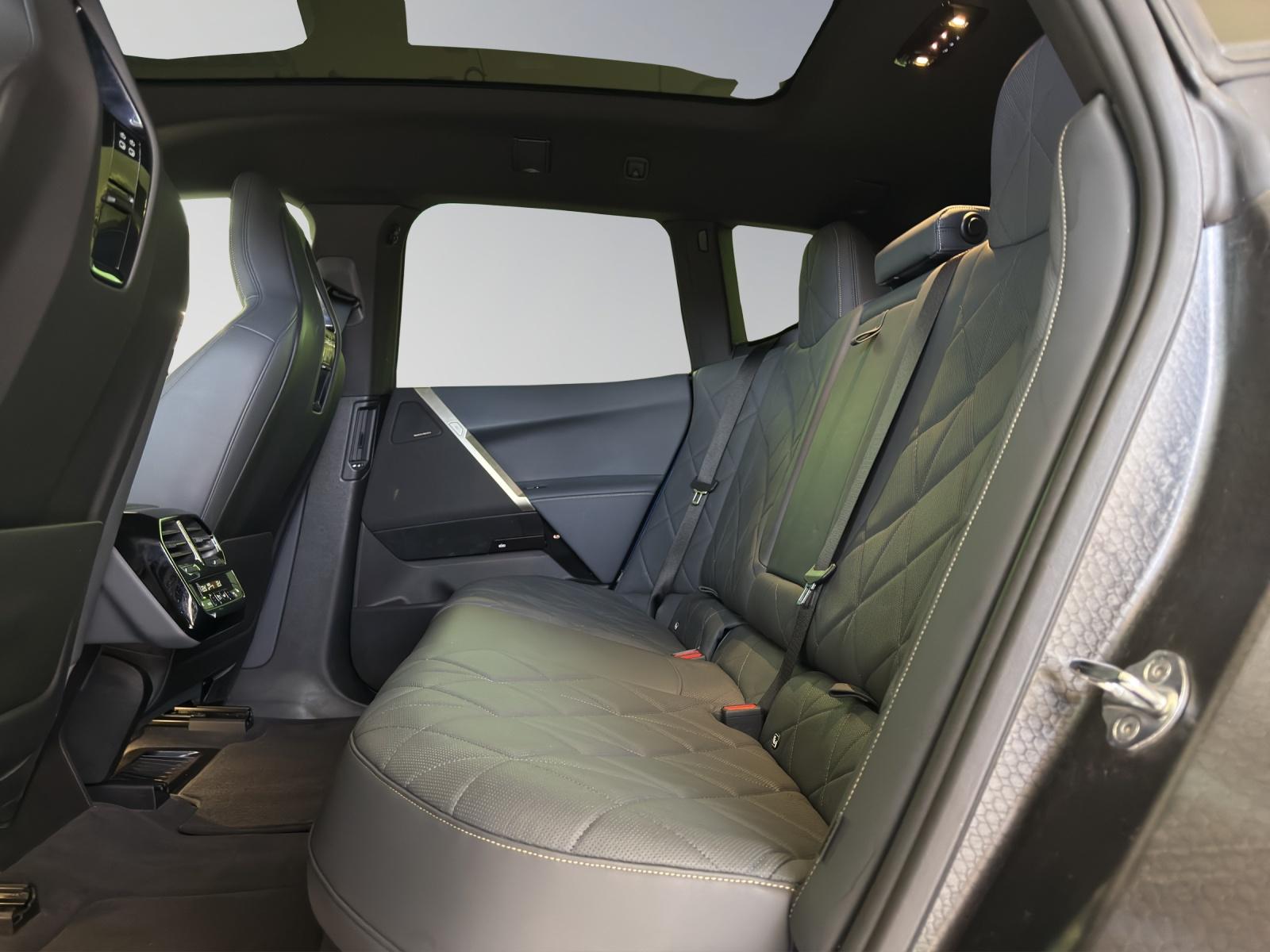 BMW iX xDrive40-image-9