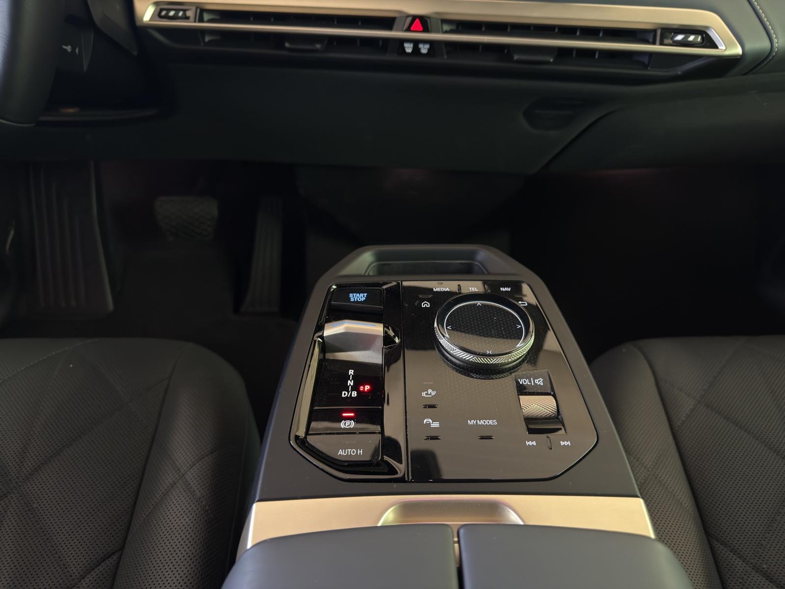 BMW iX xDrive40-image-12