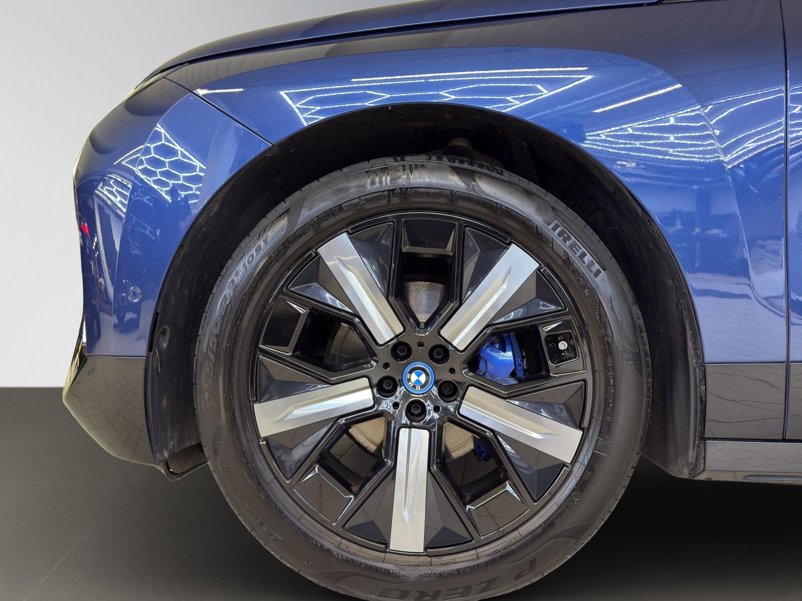 BMW iX xDrive40-image-4