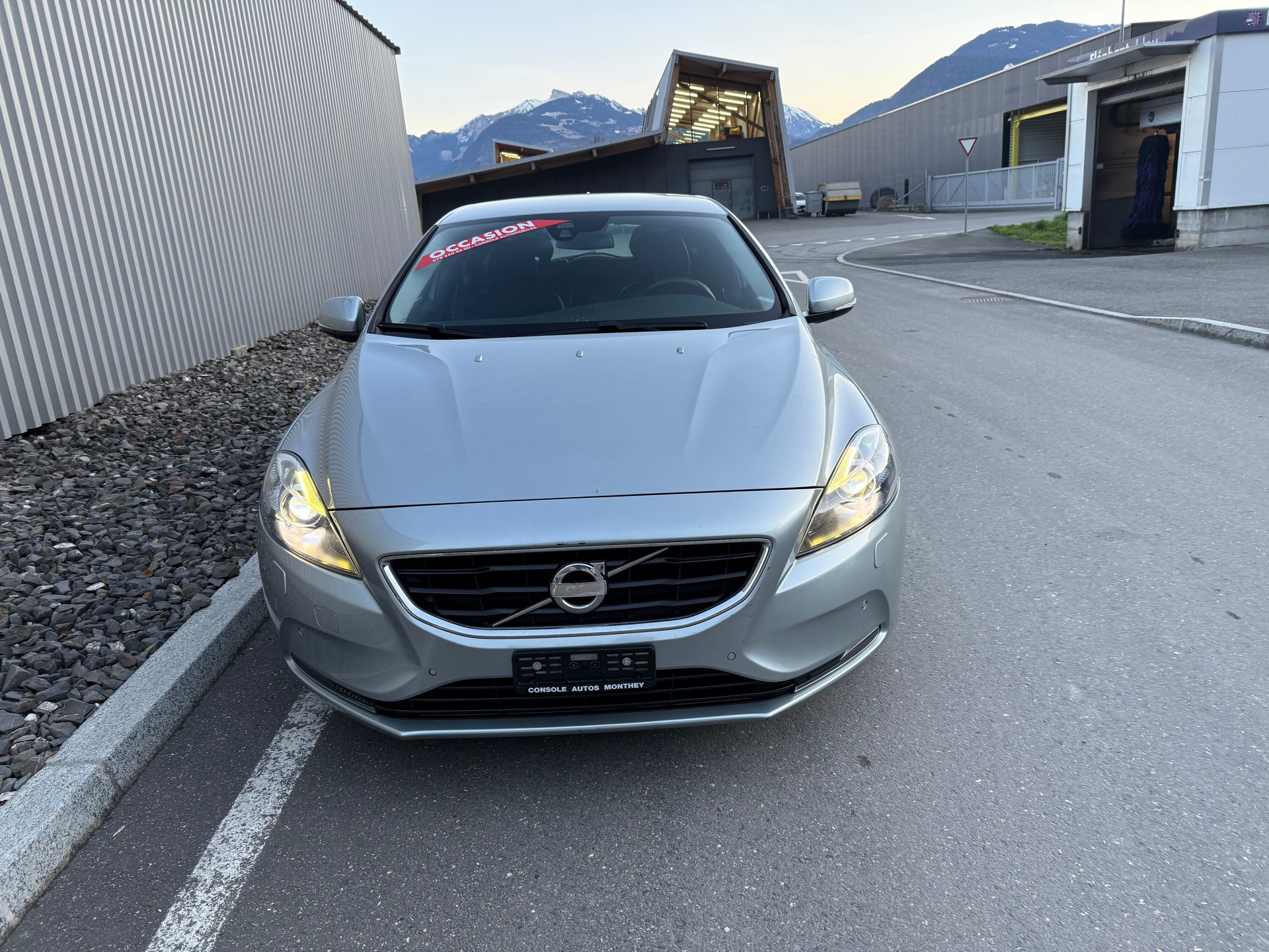 VOLVO V40 D3 Momentum Geartronic-image-4