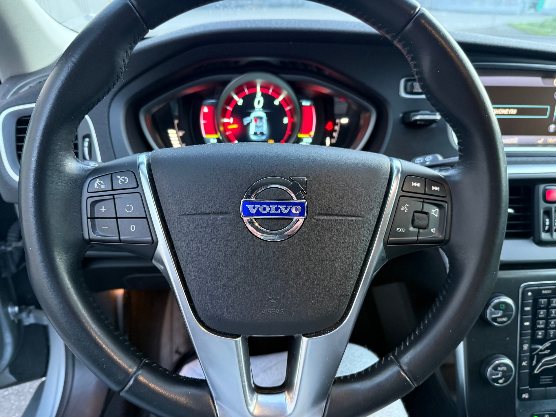 VOLVO V40 D3 Momentum Geartronic-image-18
