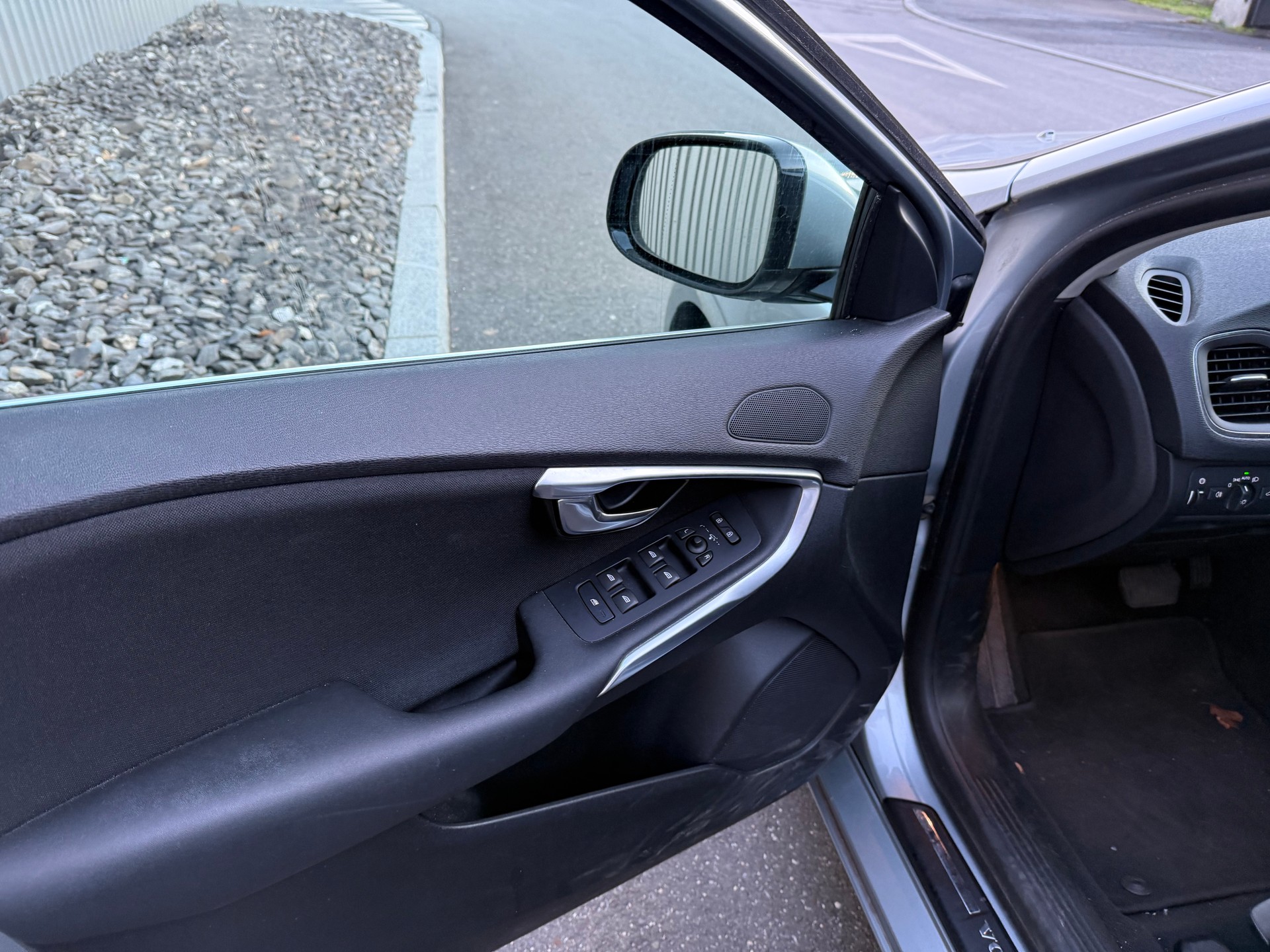 VOLVO V40 D3 Momentum Geartronic-image-16