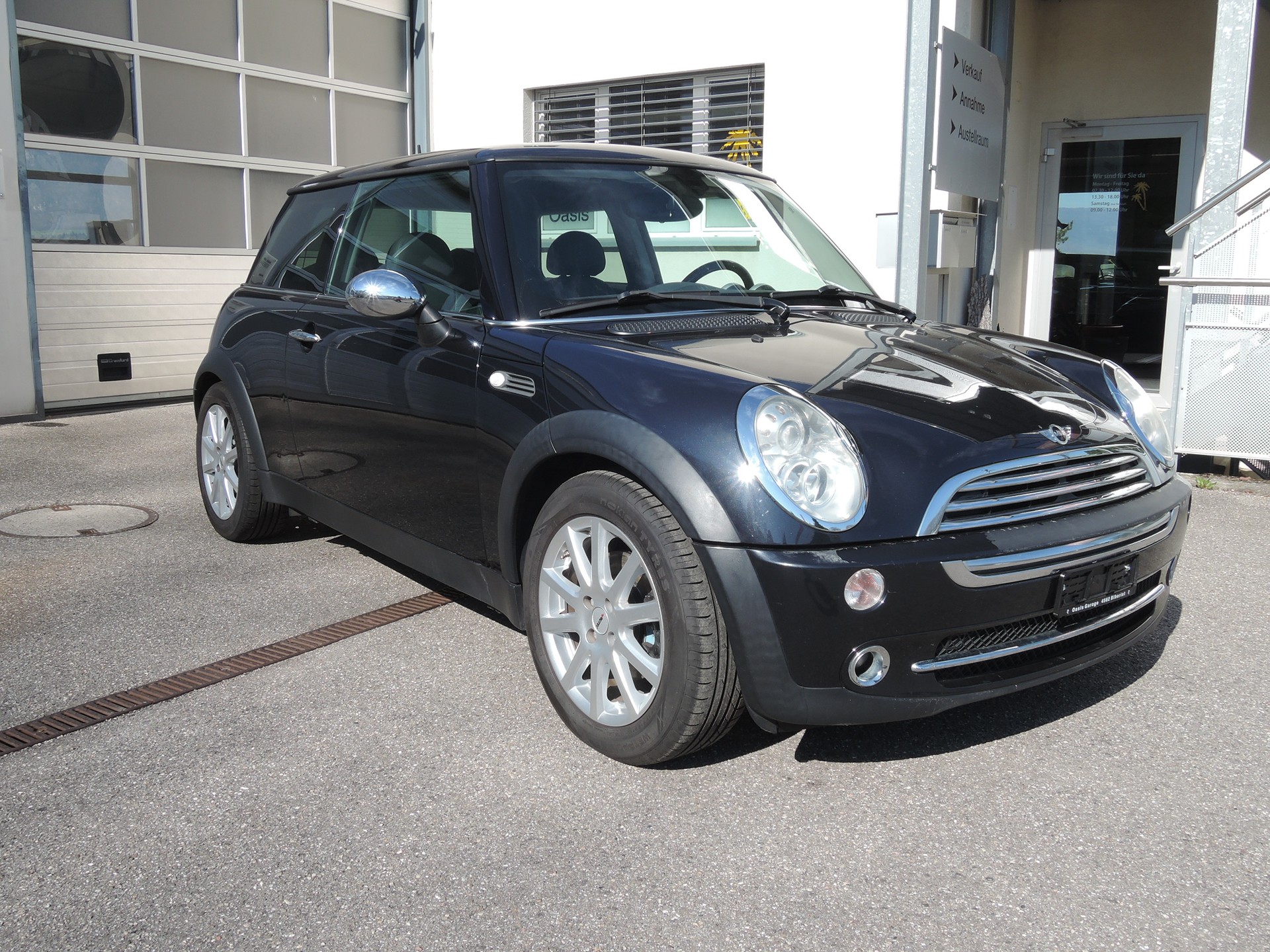 MINI Cooper-showroom-element-1
