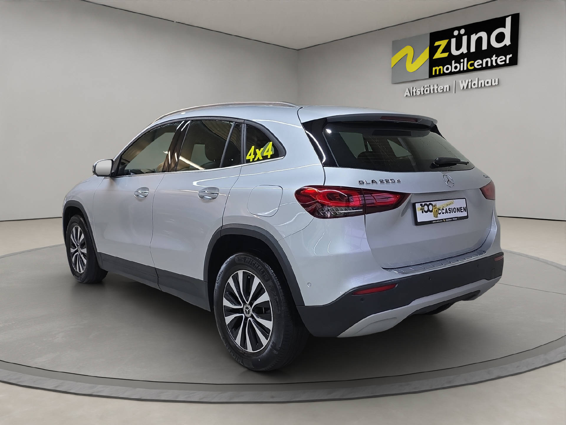 MERCEDES-BENZ GLA 220 d Style 4matic-image-2