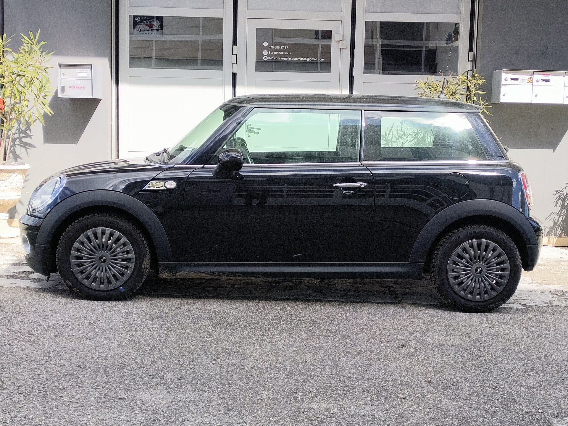 MINI One-showroom-element-3