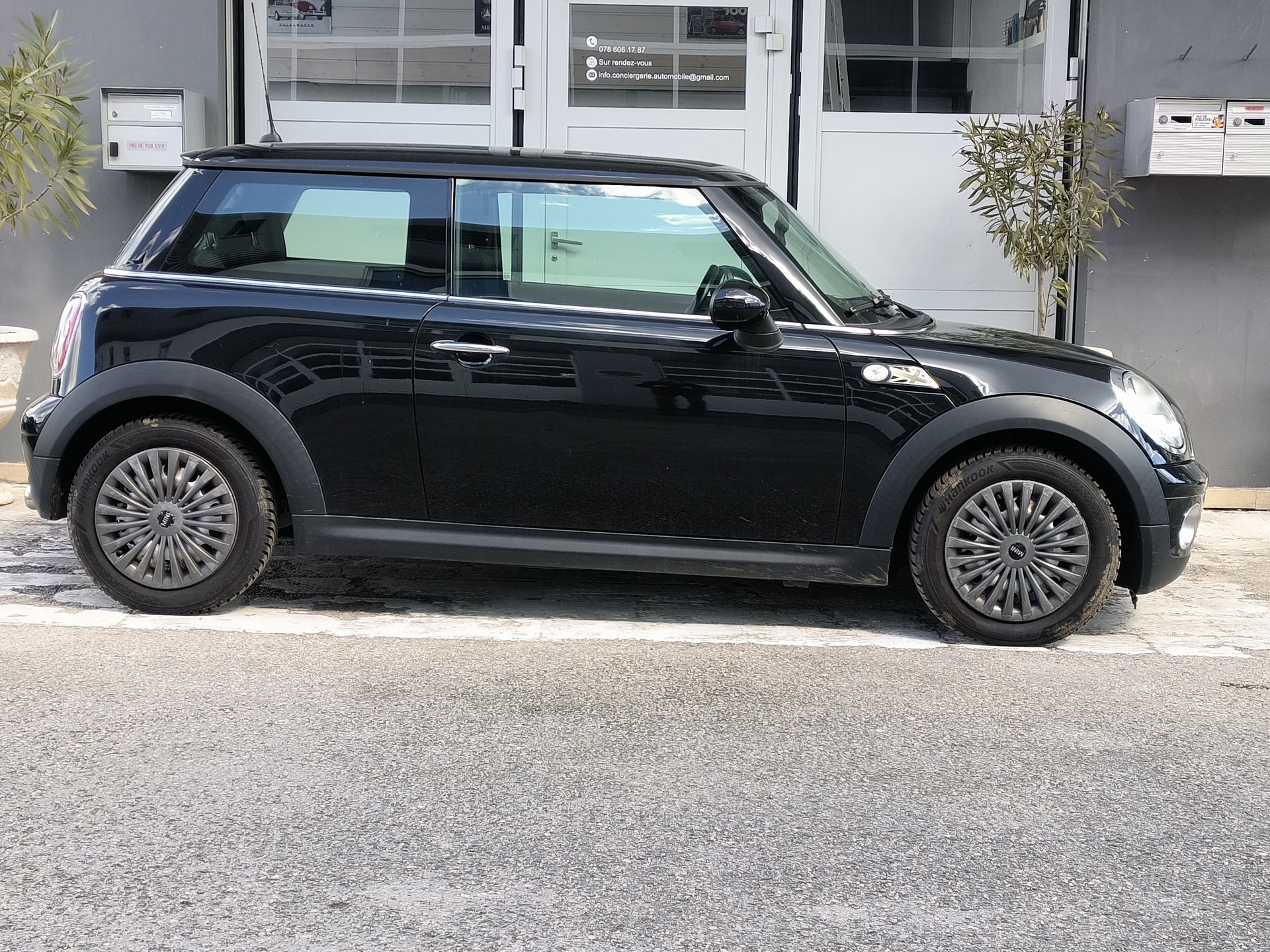 MINI One-showroom-element-2
