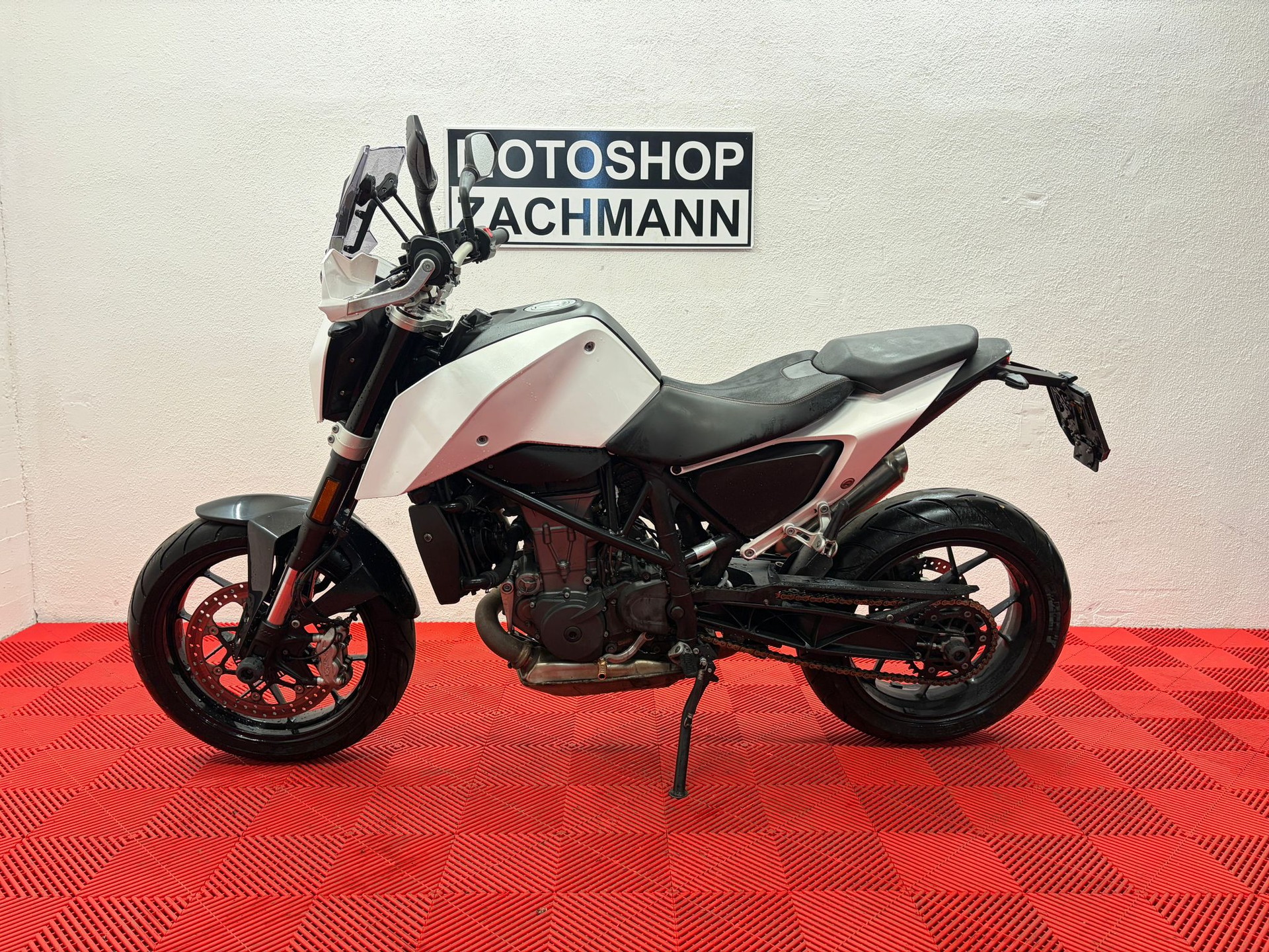 KTM 690 Duke ABS-showroom-element-3