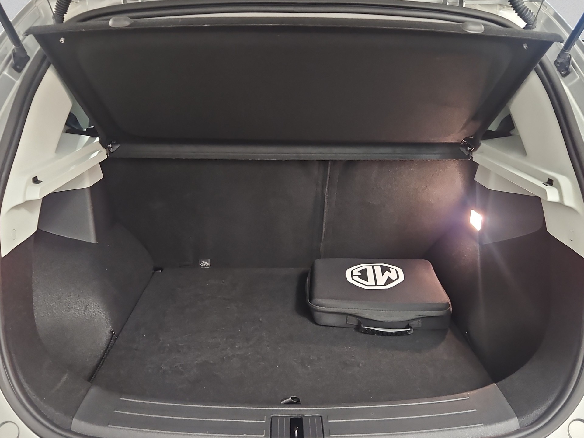 MG ZS EV 70kWh Luxury-image-15