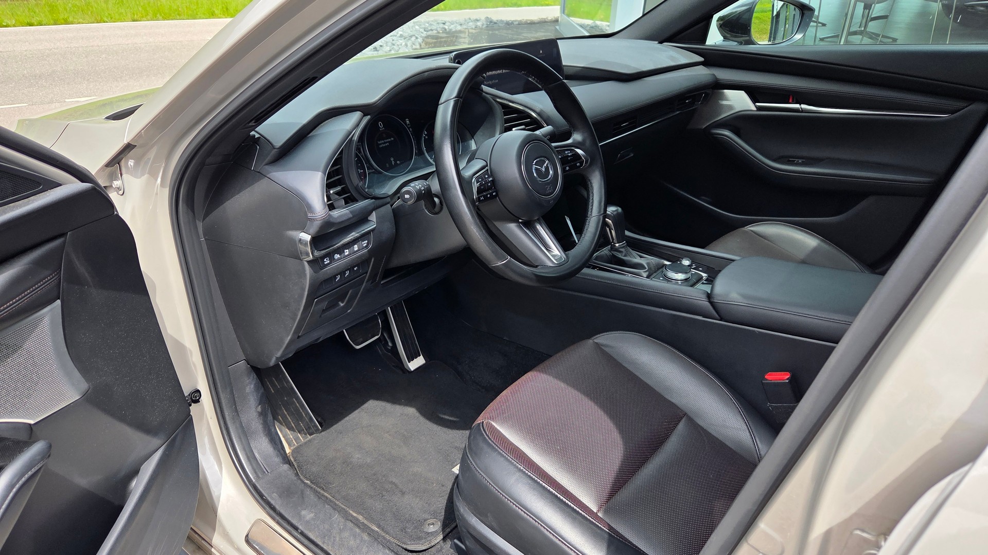 MAZDA 3 Hatchback SKYACTIV-X M Hybrid 186 Takumi Automat-image-10