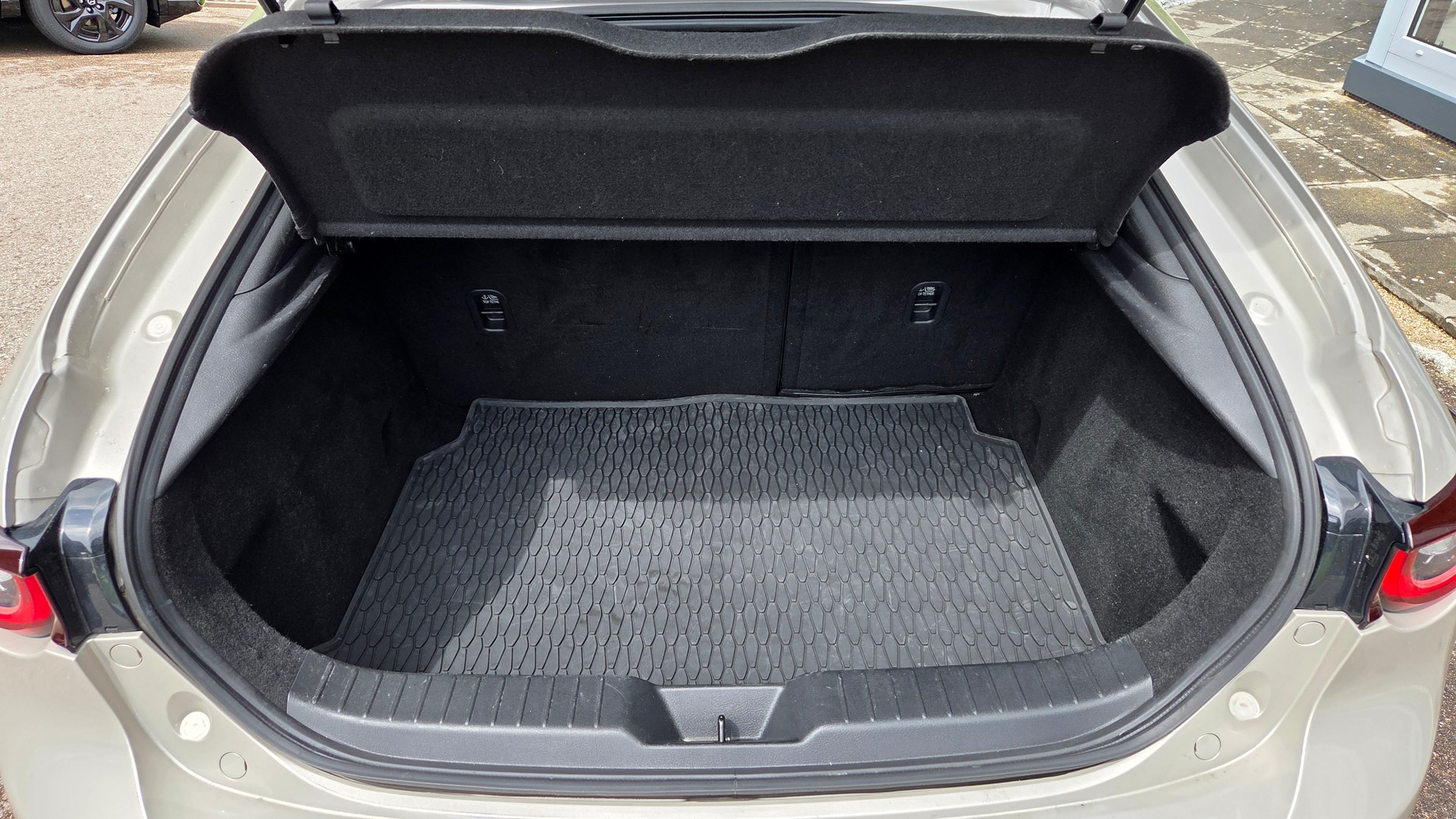 MAZDA 3 Hatchback SKYACTIV-X M Hybrid 186 Takumi Automat-image-9