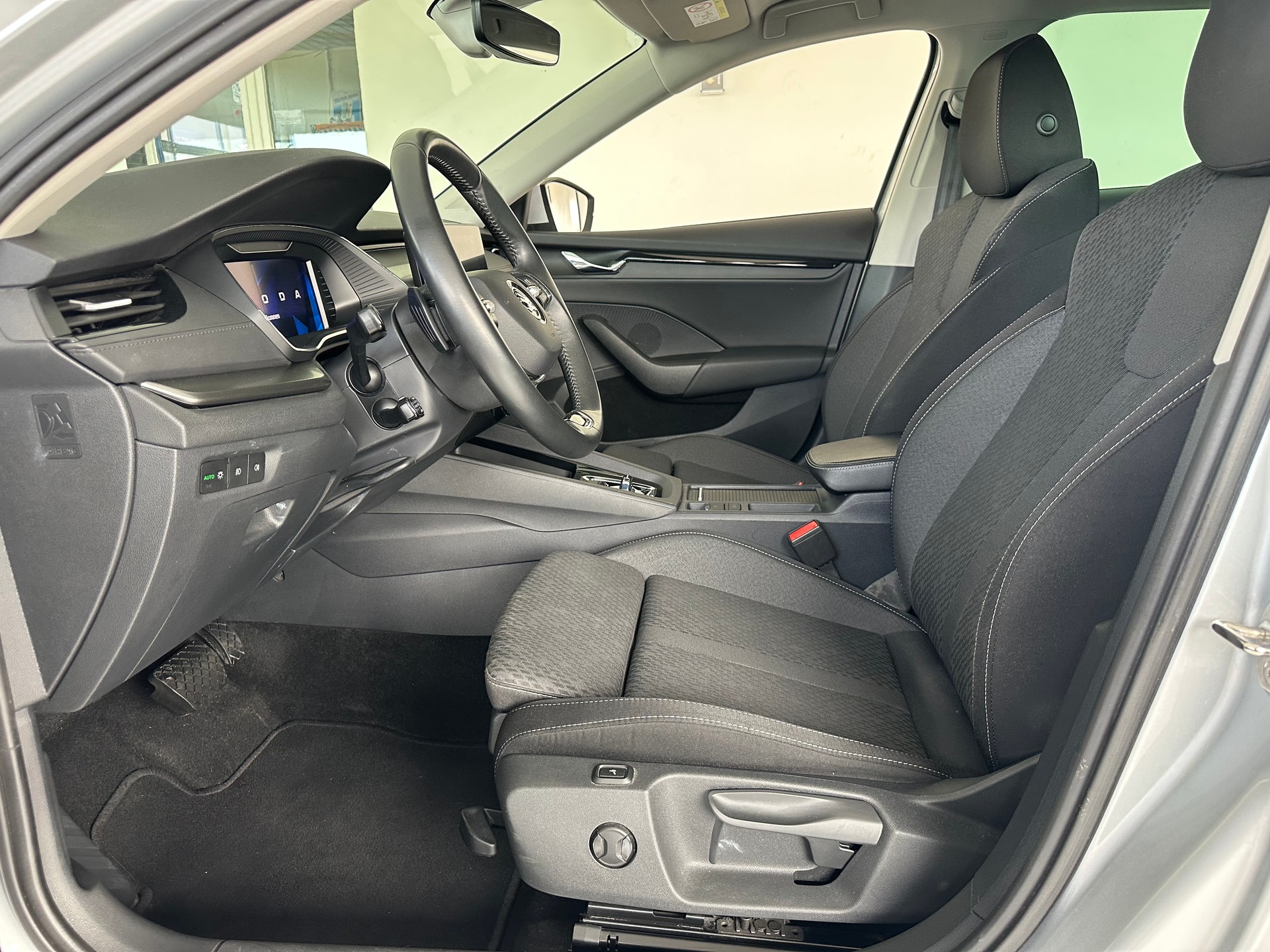 SKODA Octavia Combi 2.0 TDI DSG Style-image-8
