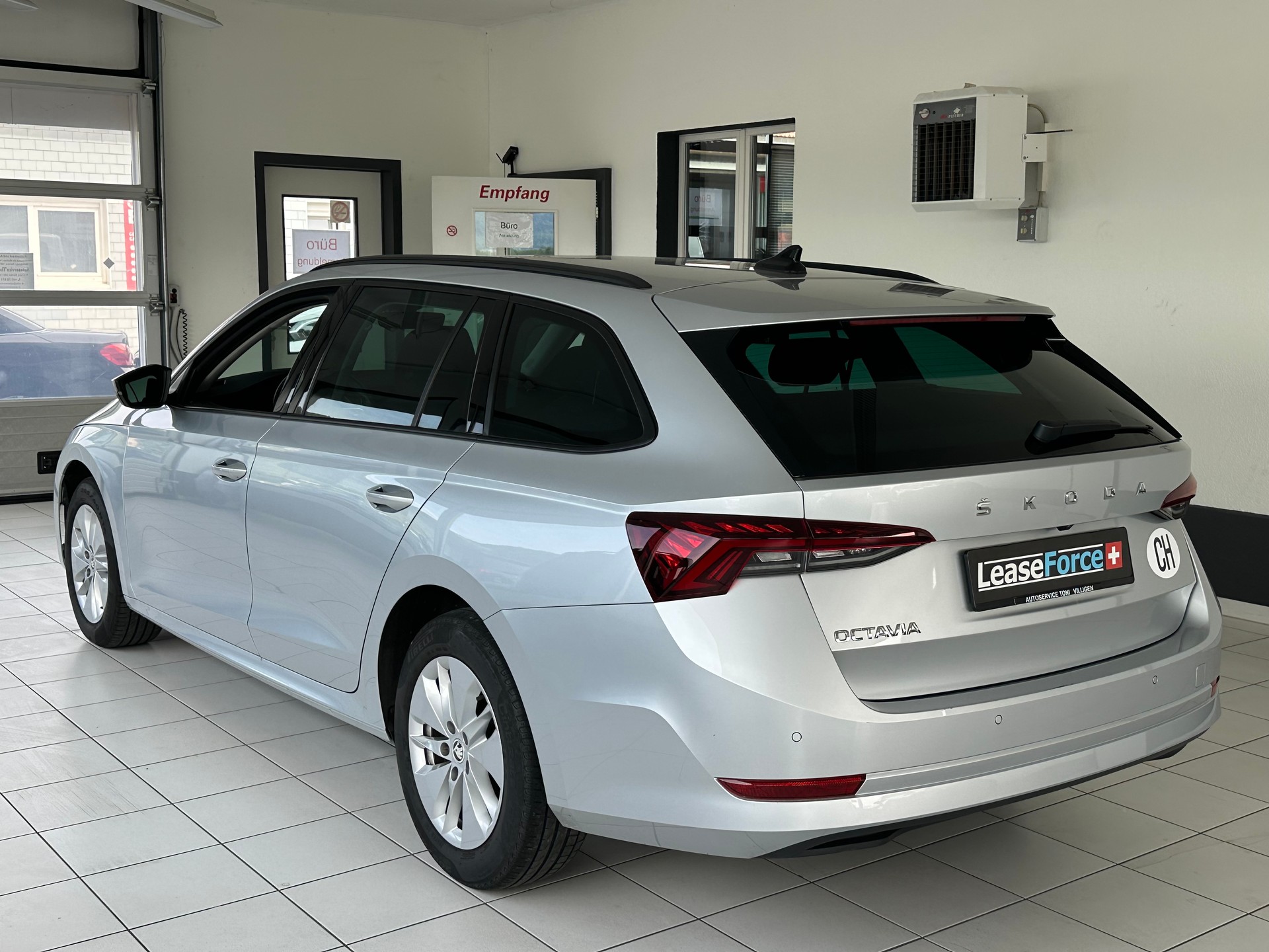 SKODA Octavia Combi 2.0 TDI DSG Style-image-6