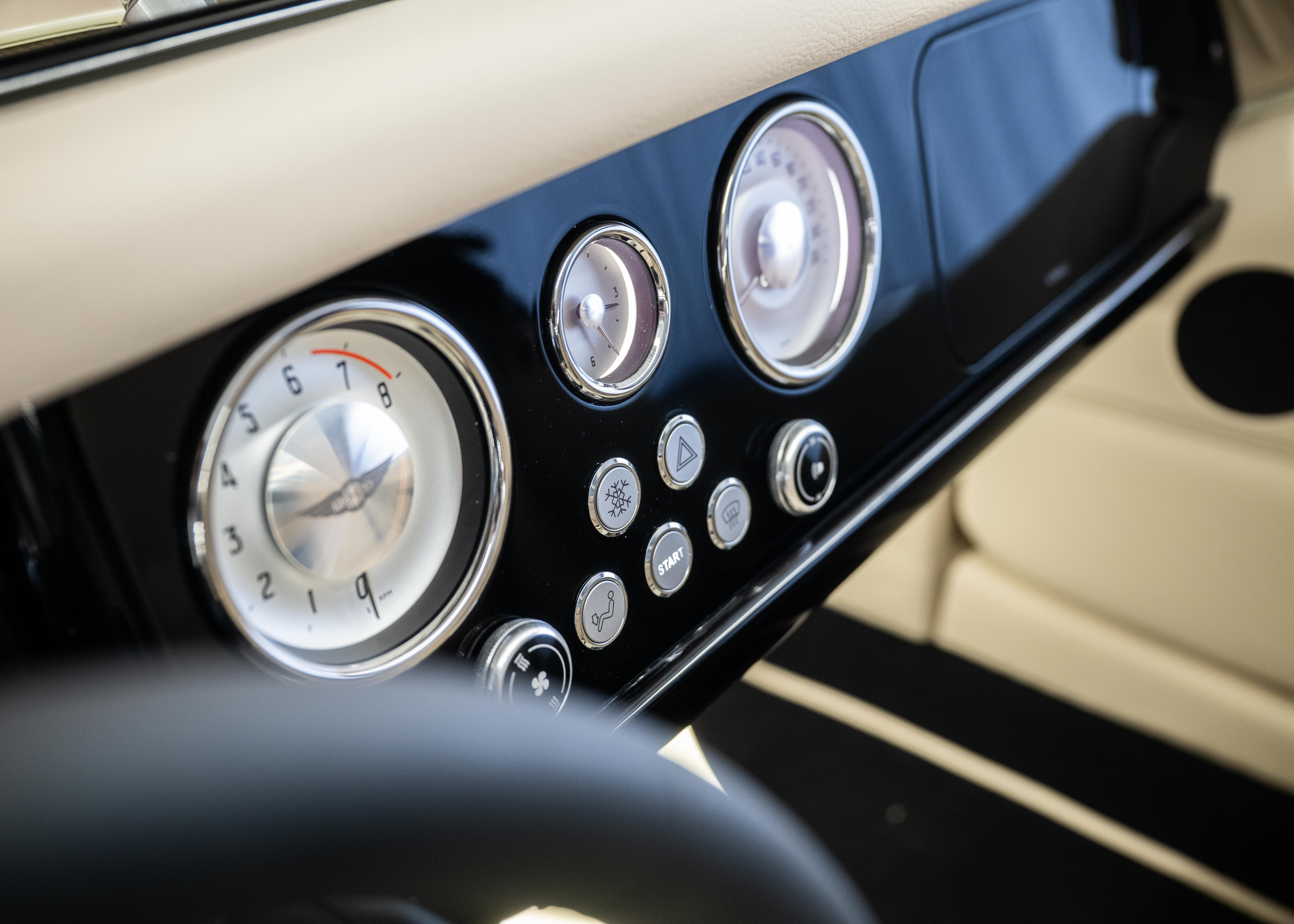 Image MORGAN 4-4 Plus Four 2.0 Automatic (Swiss new car, Two-tone Morgan paint, 30-month factory warranty)