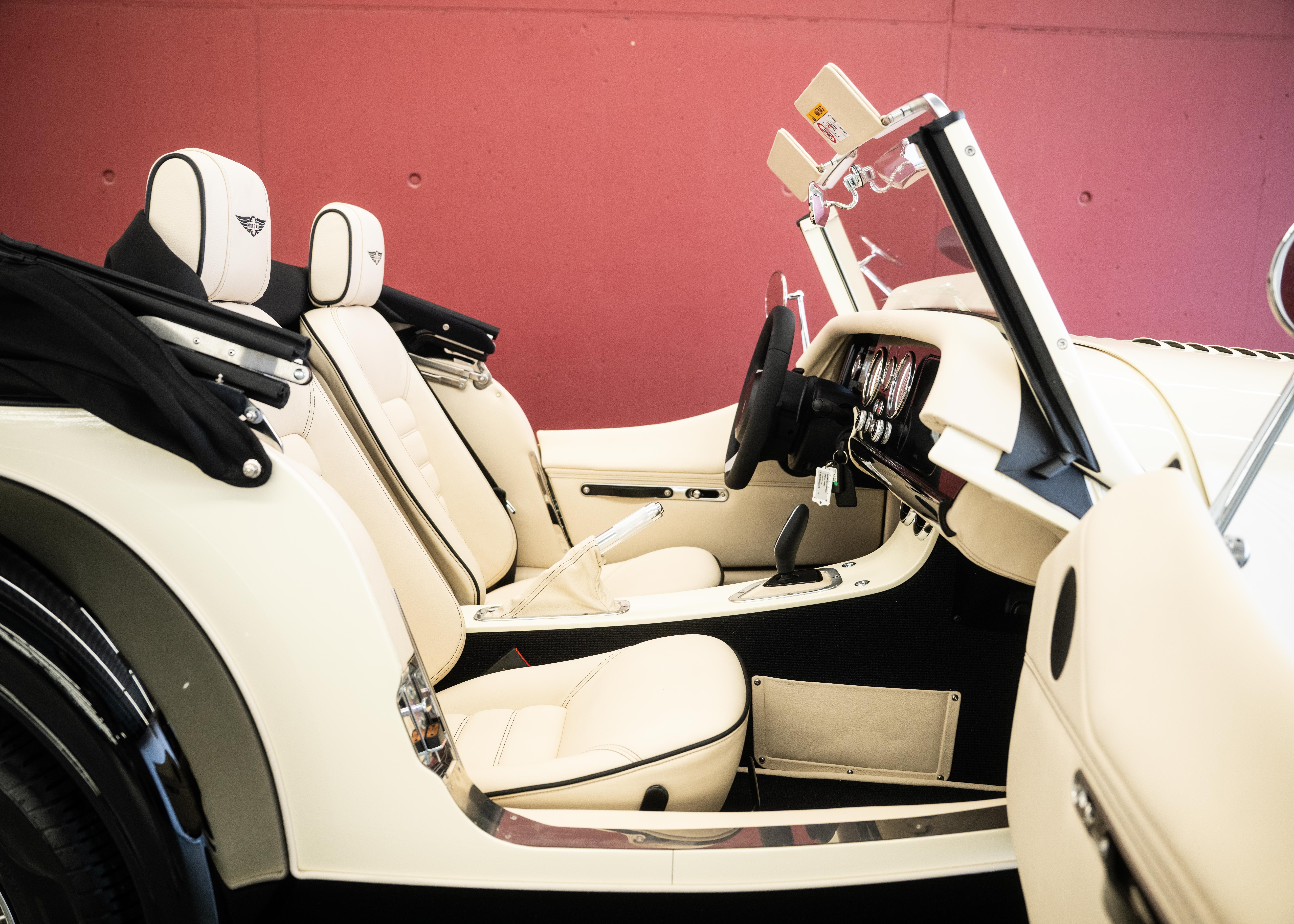Image MORGAN 4-4 Plus Four 2.0 Automatic (Swiss new car, Two-tone Morgan paint, 30-month factory warranty)