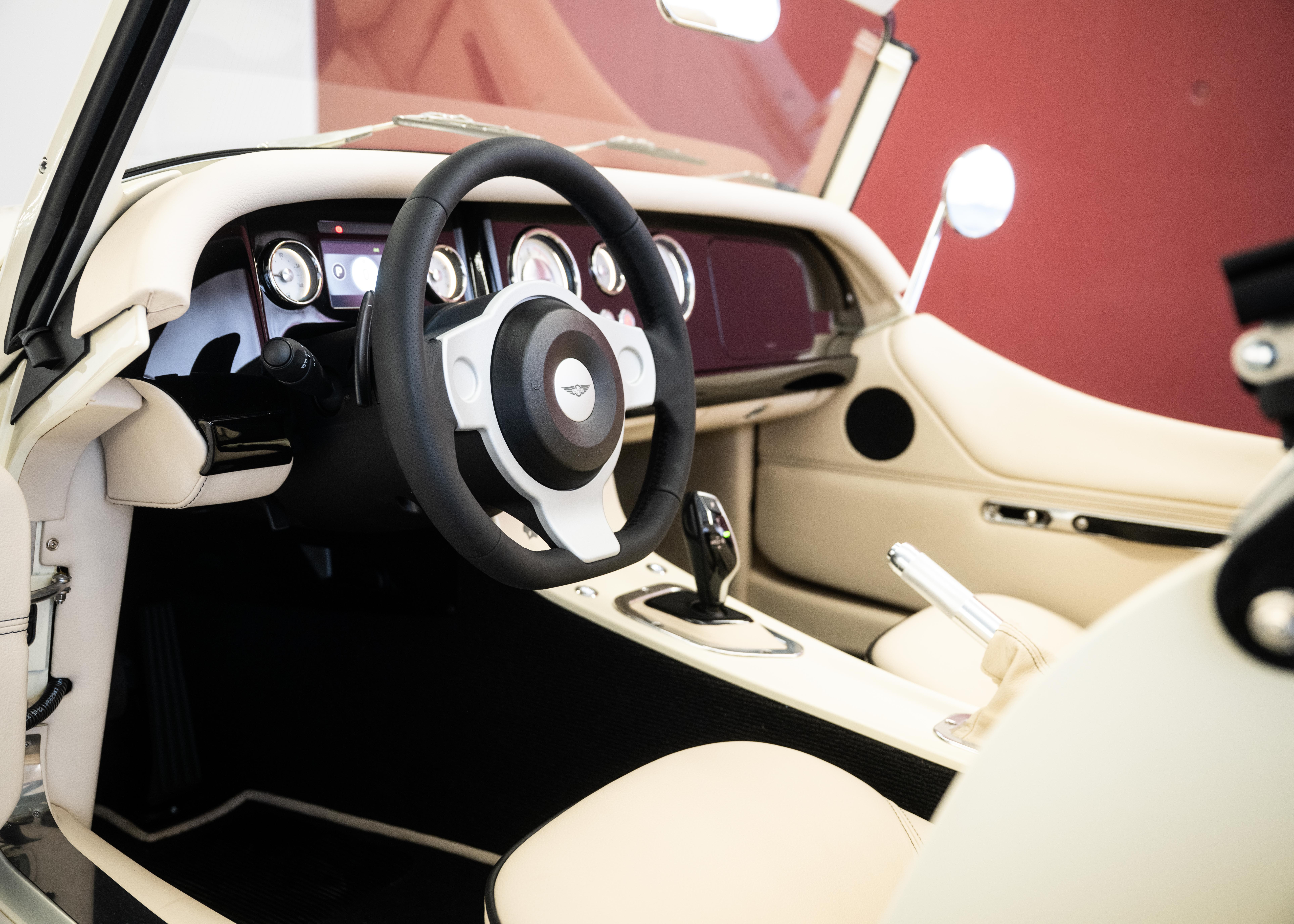 Image MORGAN 4-4 Plus Four 2.0 Automatic (Swiss new car, Two-tone Morgan paint, 30-month factory warranty)