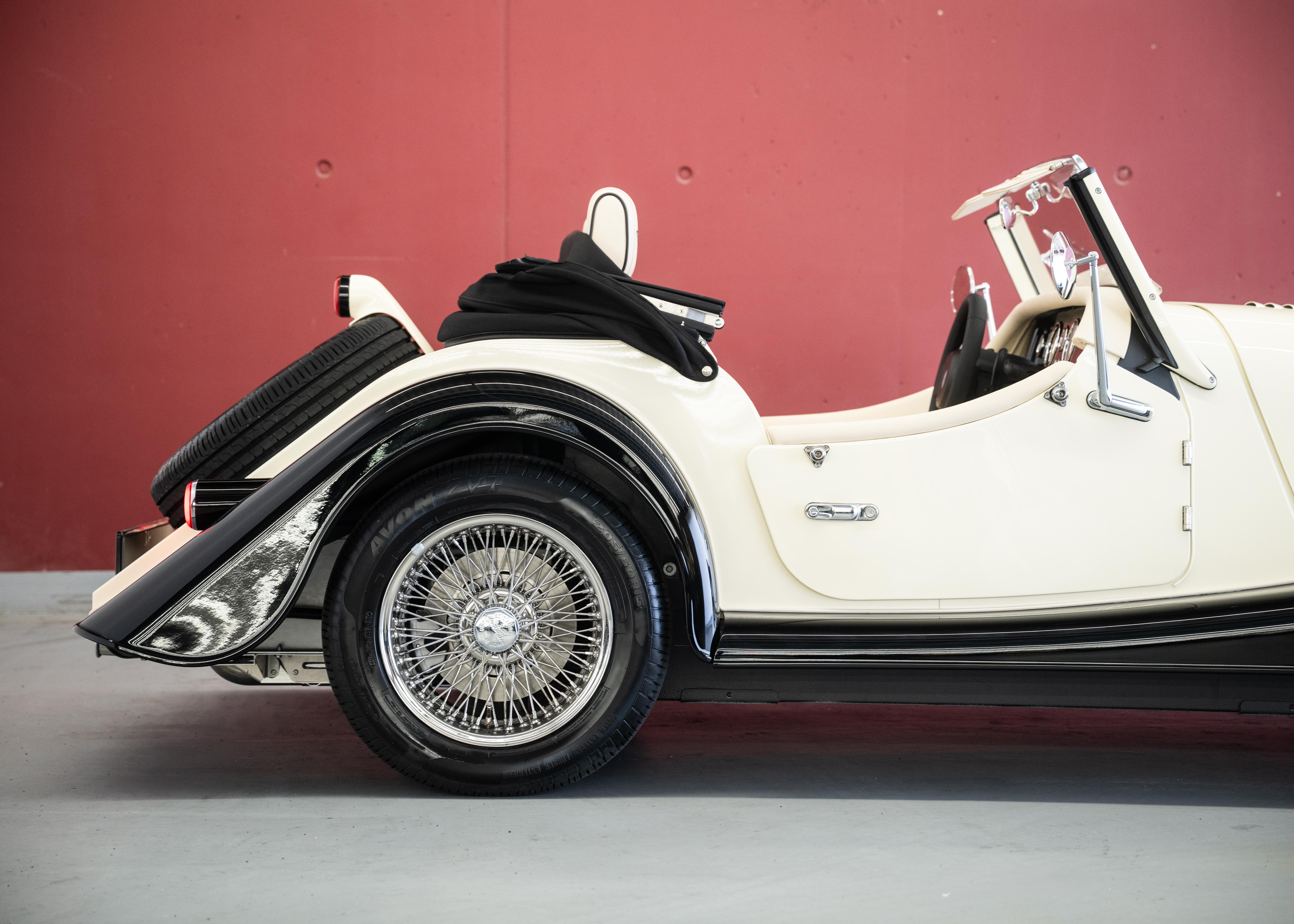 Image MORGAN 4-4 Plus Four 2.0 Automatic (Swiss new car, Two-tone Morgan paint, 30-month factory warranty)