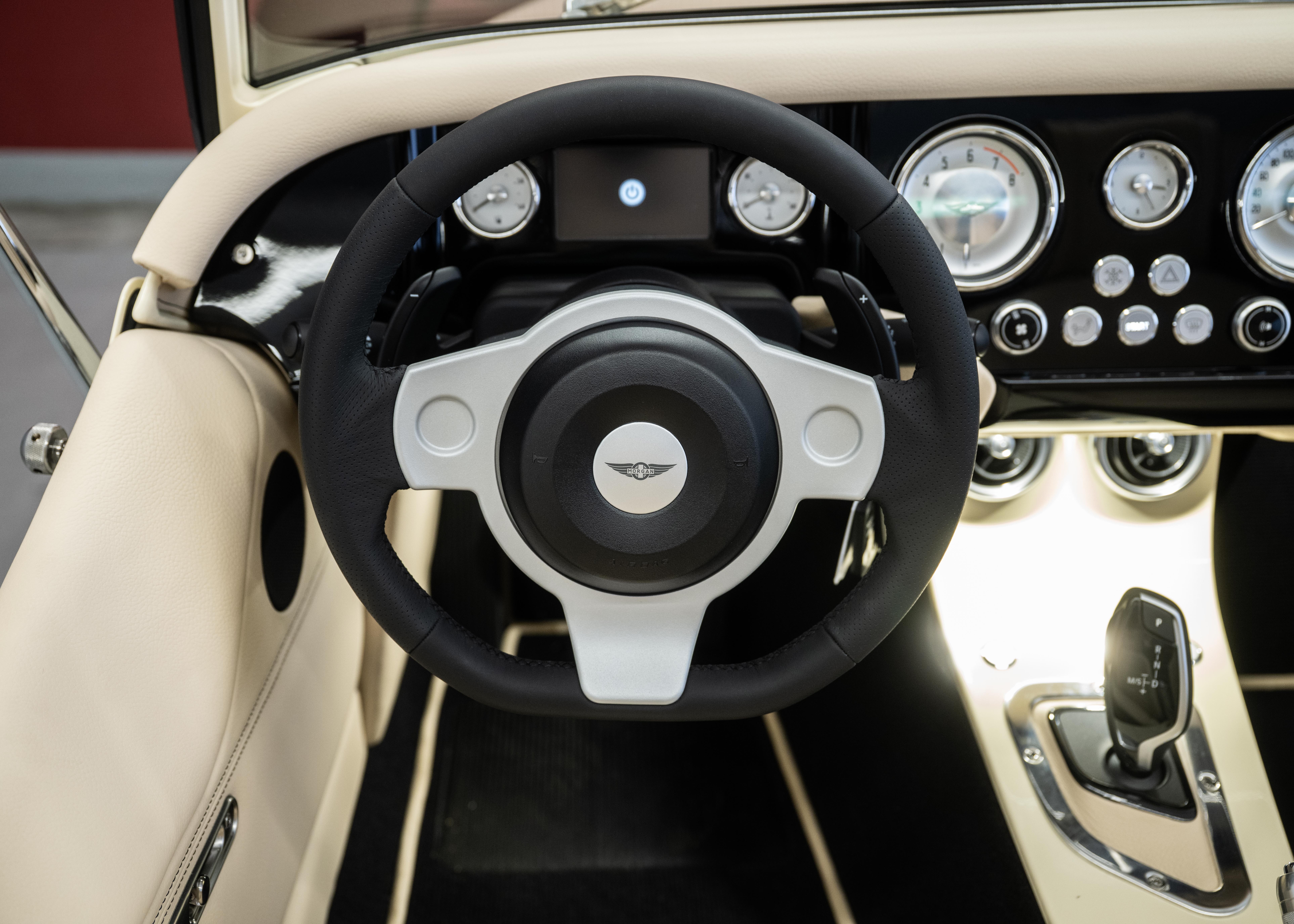 Image MORGAN 4-4 Plus Four 2.0 Automatic (Swiss new car, Two-tone Morgan paint, 30-month factory warranty)