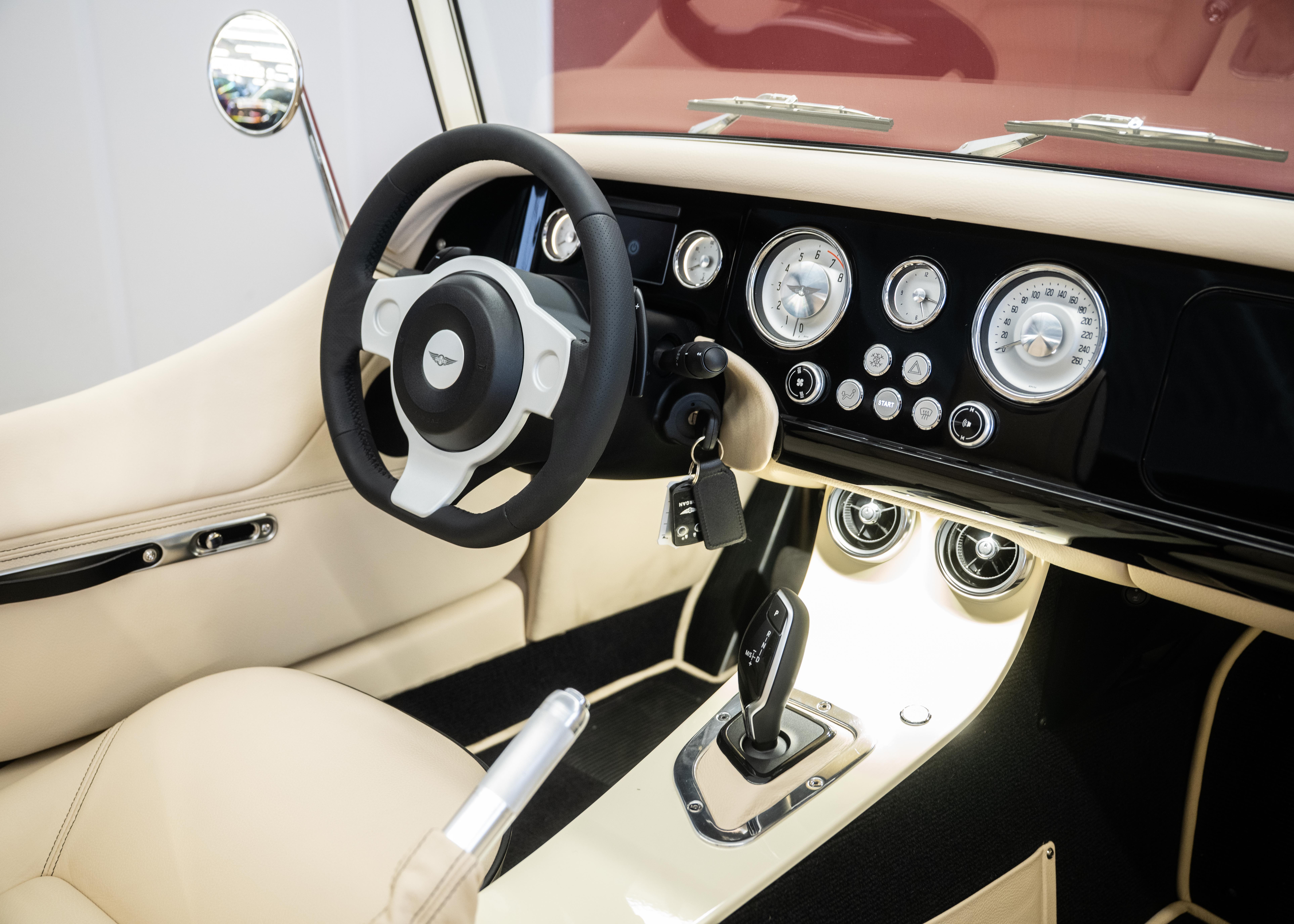 Image MORGAN 4-4 Plus Four 2.0 Automatic (Swiss new car, Two-tone Morgan paint, 30-month factory warranty)