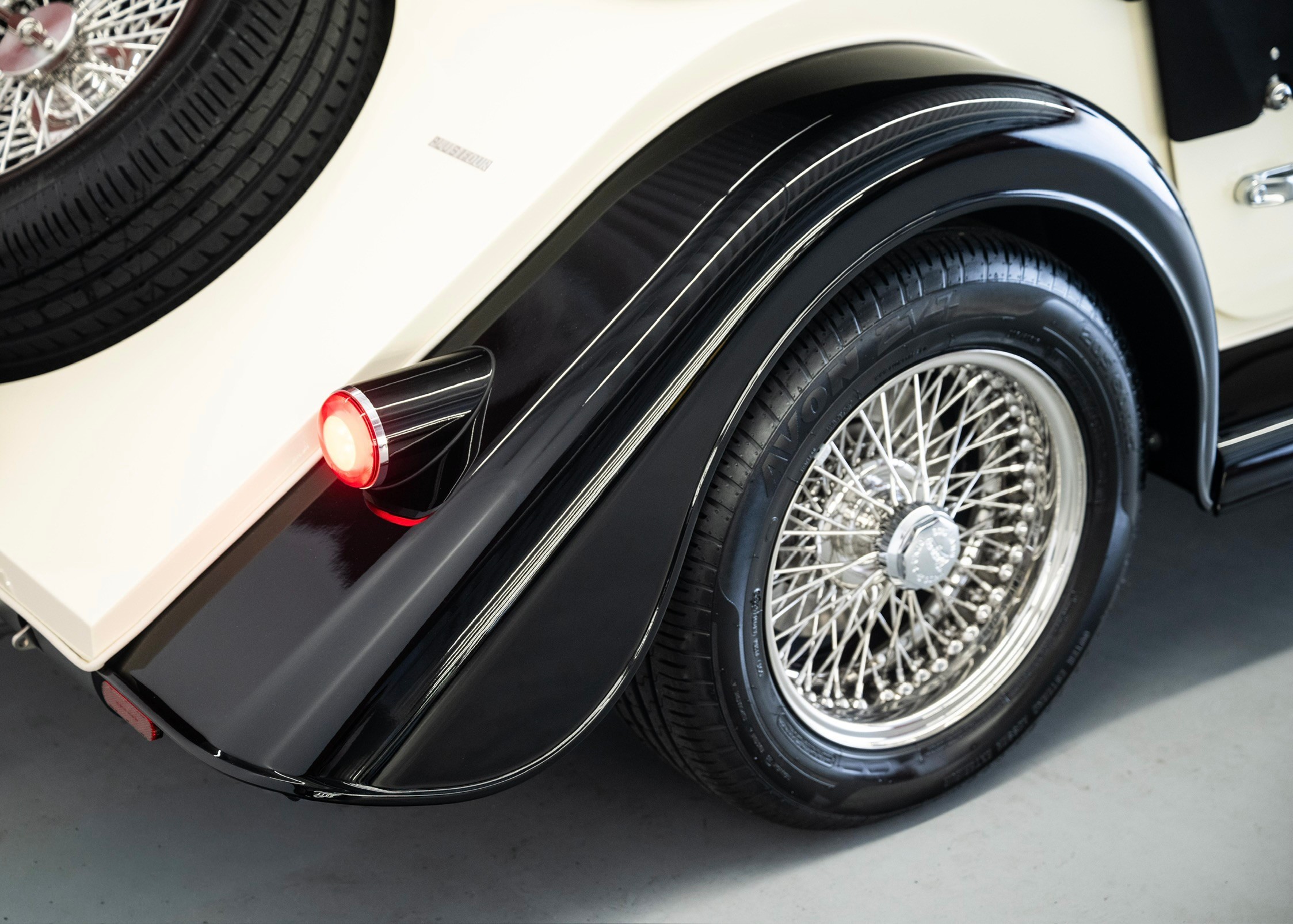 Image MORGAN 4-4 Plus Four 2.0 Automatic (Swiss new car, Two-tone Morgan paint, 30-month factory warranty)