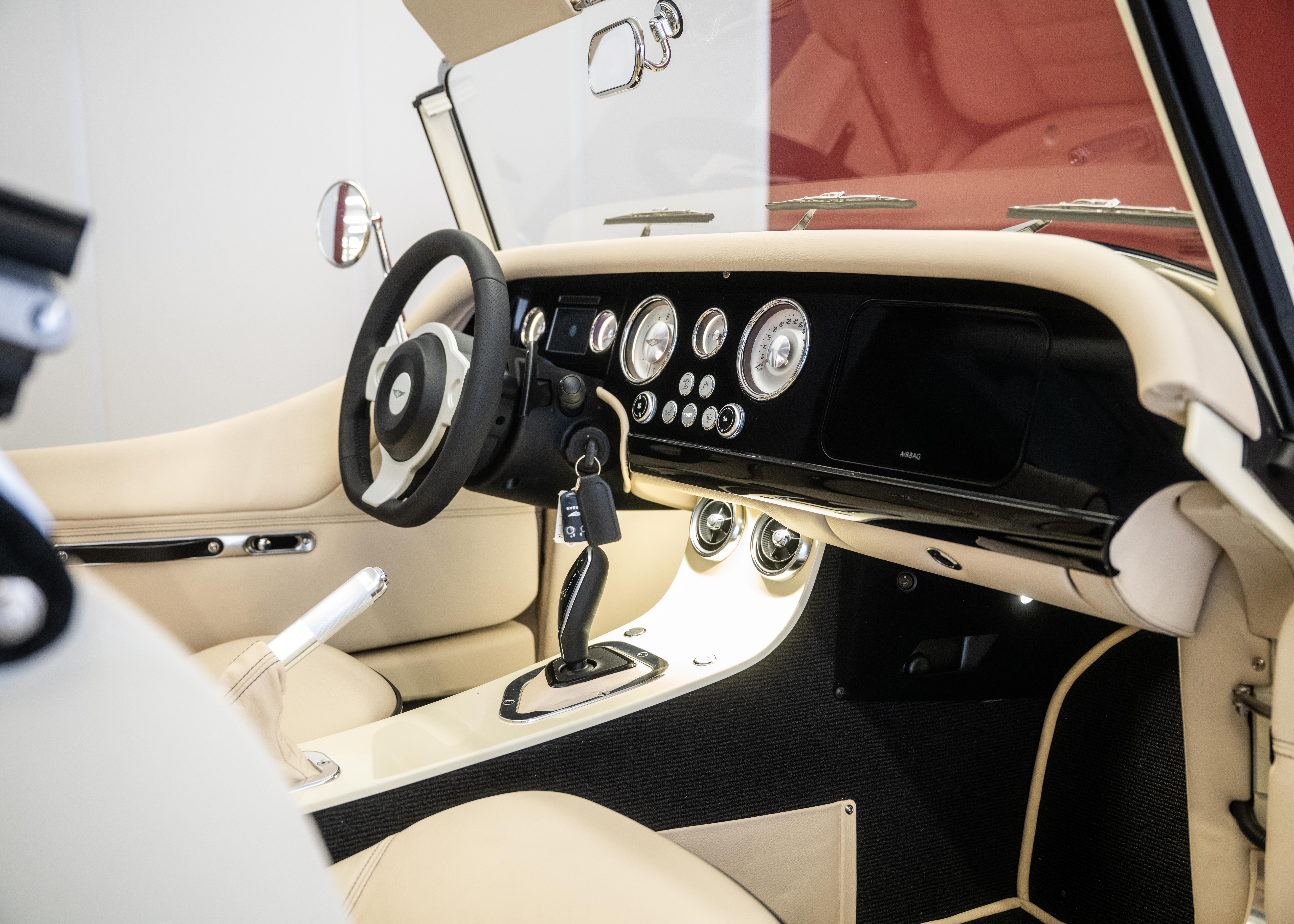 Image MORGAN 4-4 Plus Four 2.0 Automatic (Swiss new car, Two-tone Morgan paint, 30-month factory warranty)