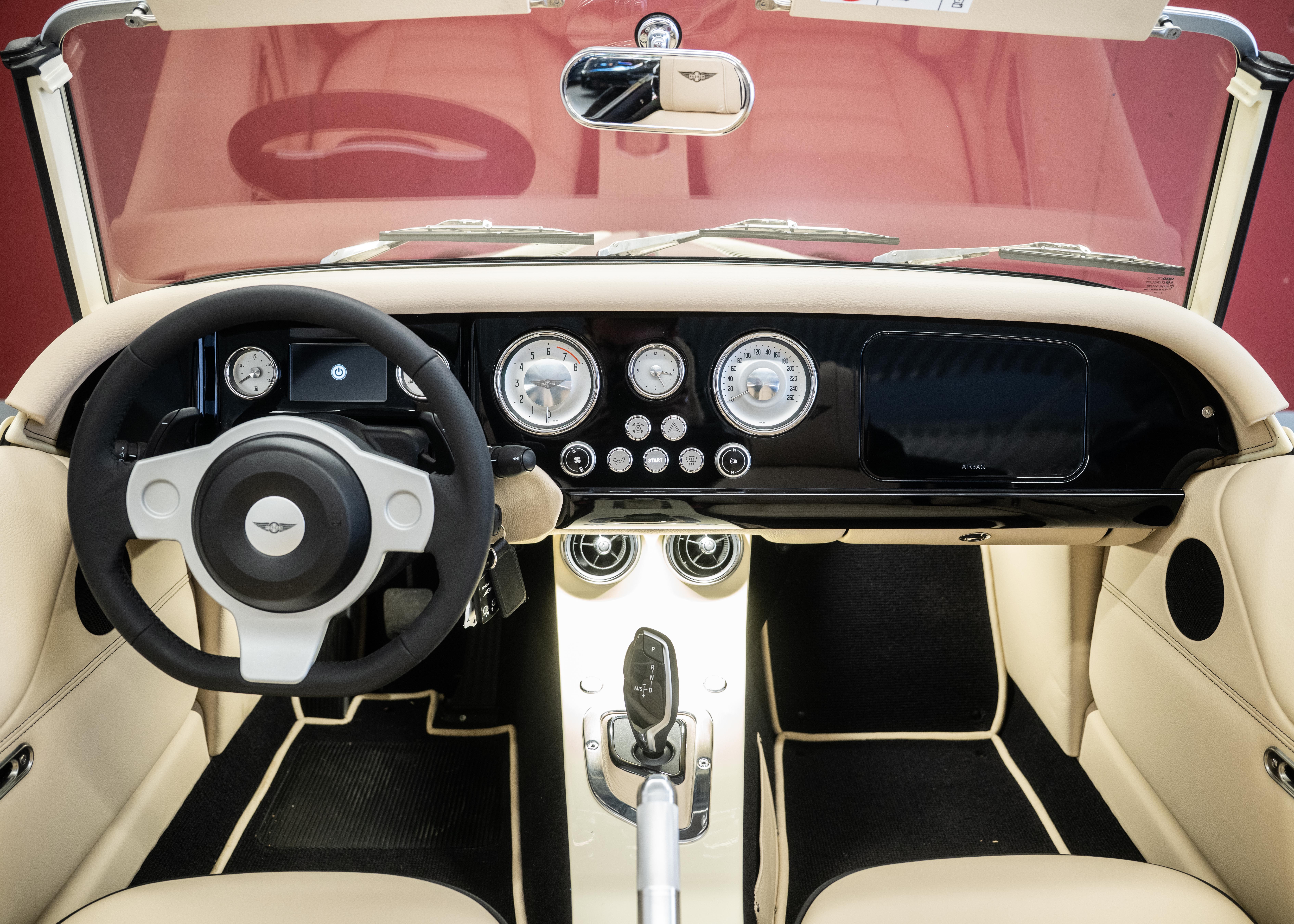 Image MORGAN 4-4 Plus Four 2.0 Automatic (Swiss new car, Two-tone Morgan paint, 30-month factory warranty)