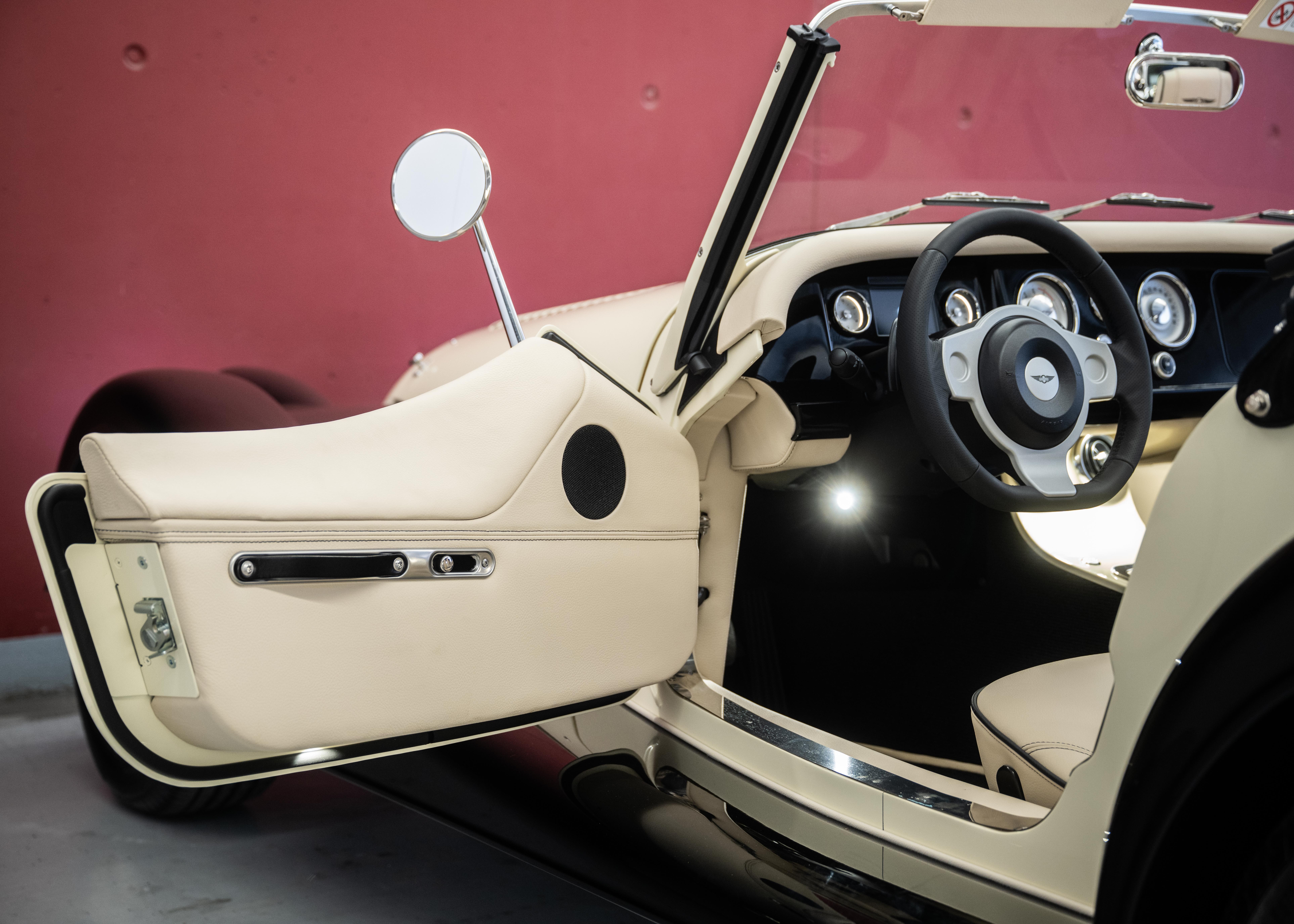 Image MORGAN 4-4 Plus Four 2.0 Automatic (Swiss new car, Two-tone Morgan paint, 30-month factory warranty)