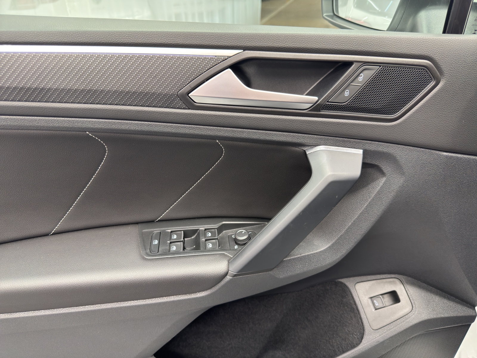 VW Tiguan 2.0 TDI SCR R-Line DSG-image-14