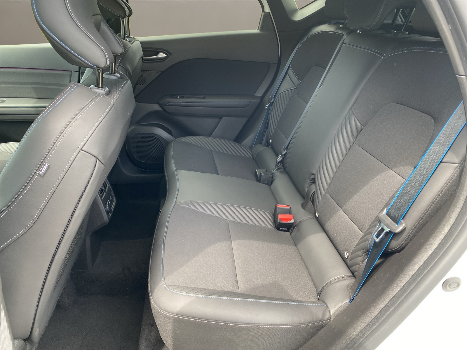 RENAULT Captur 1.3 TCe Esprit Alpine EDC-image-9