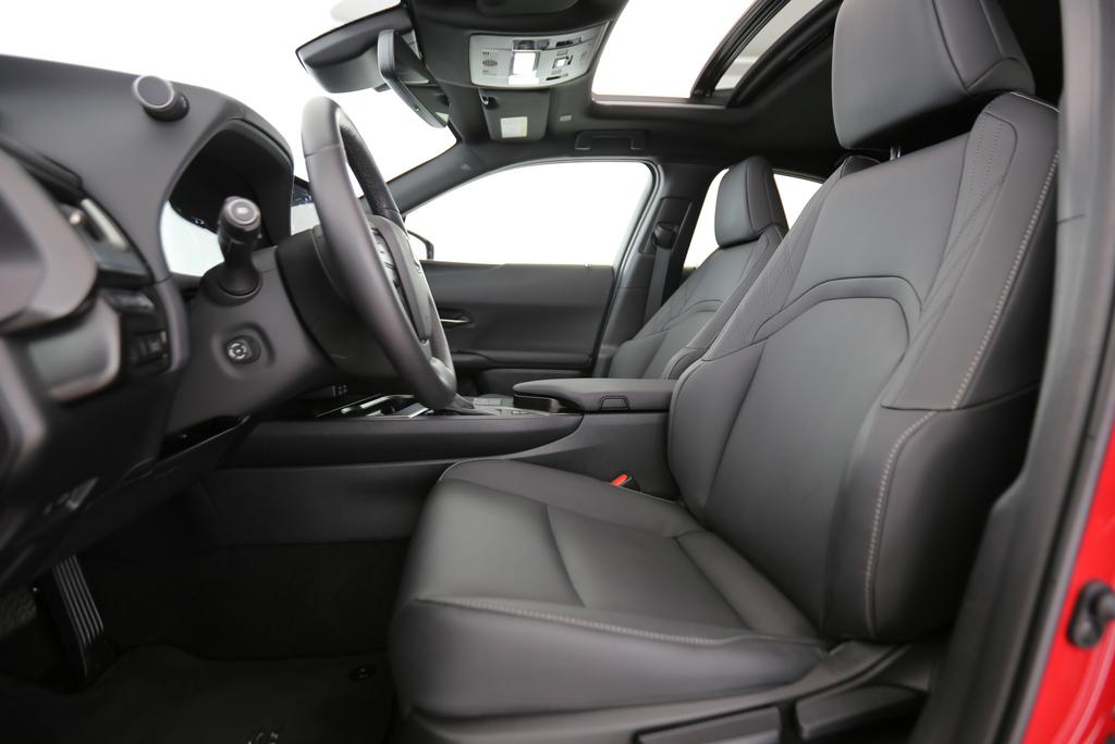 LEXUS UX 250h F-Line-showroom-element-2