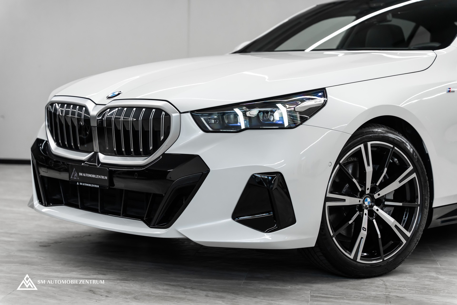 BMW 540d xDrive 48V M Sport / Panorama / Head-Up / Bowers&Wilkins / Sitzbelüftung-showroom-element-3