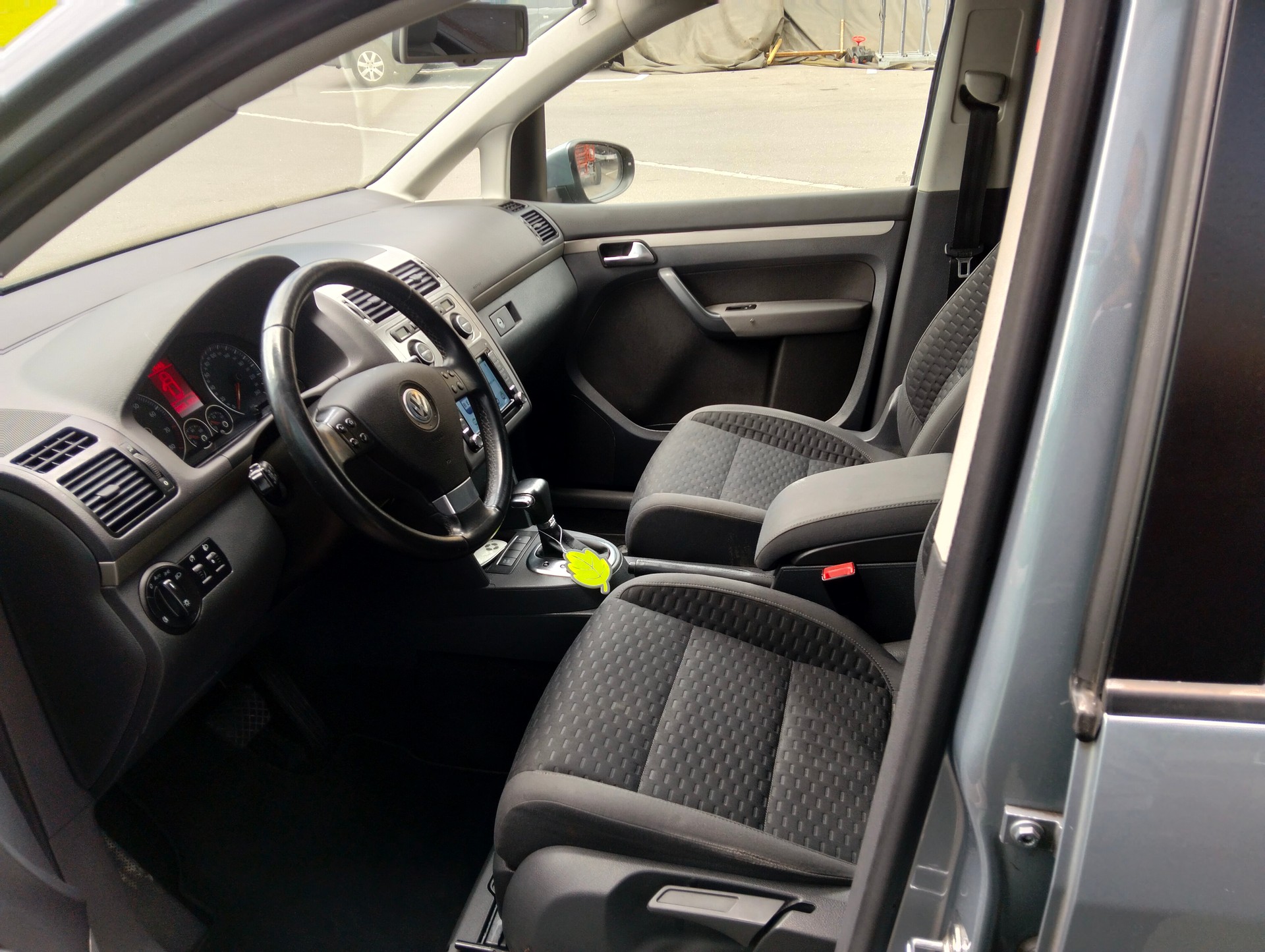 VW Touran 1.4 TSI Highline DSG-image-4