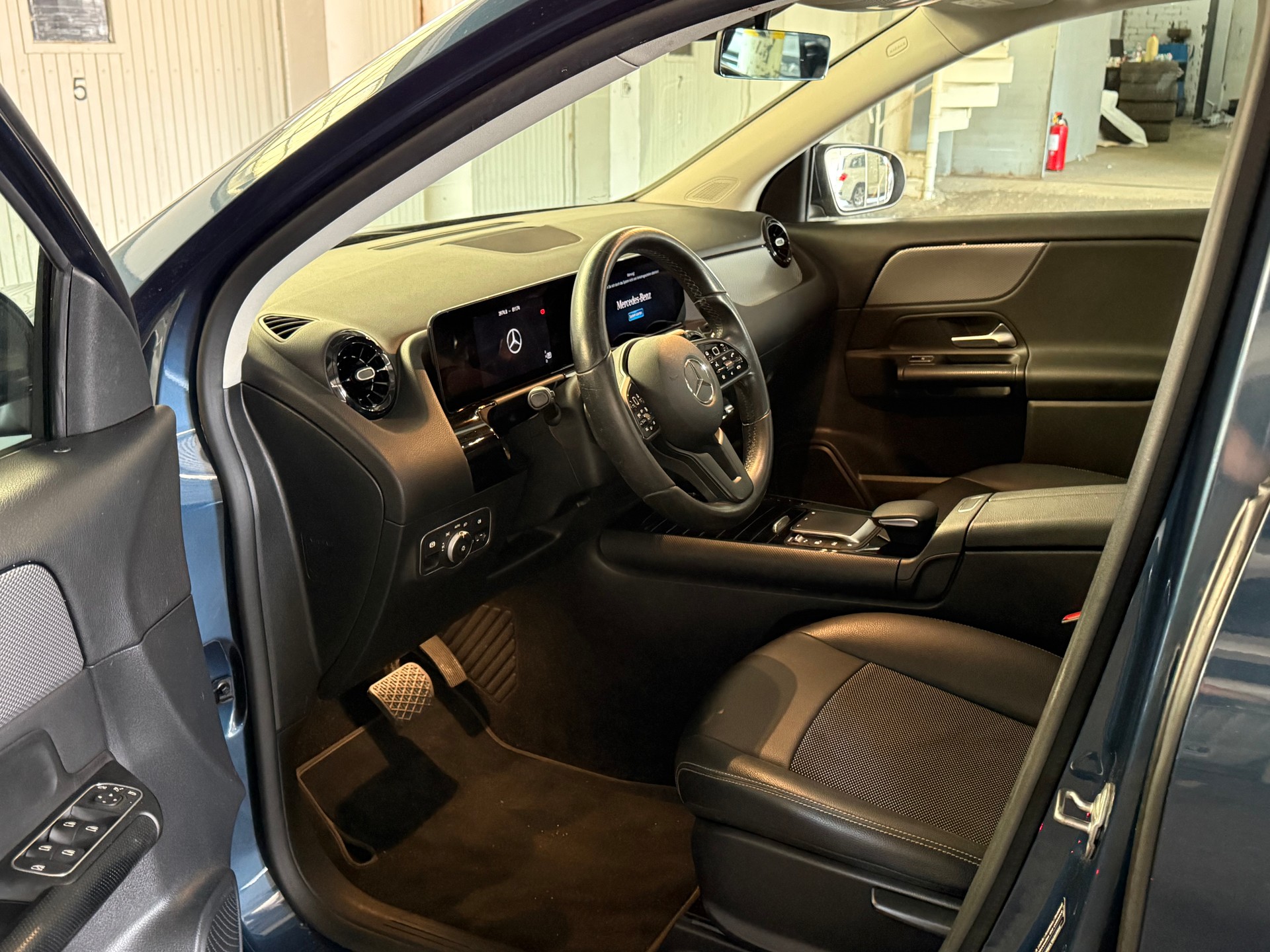 MERCEDES-BENZ GLA 200 Progressive 7G-DCT-image-10