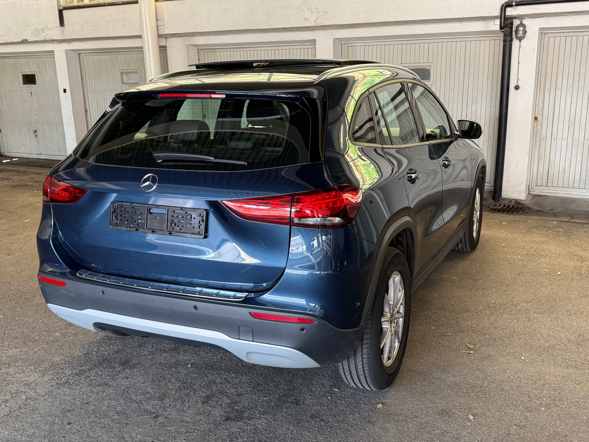 MERCEDES-BENZ GLA 200 Progressive 7G-DCT-image-2
