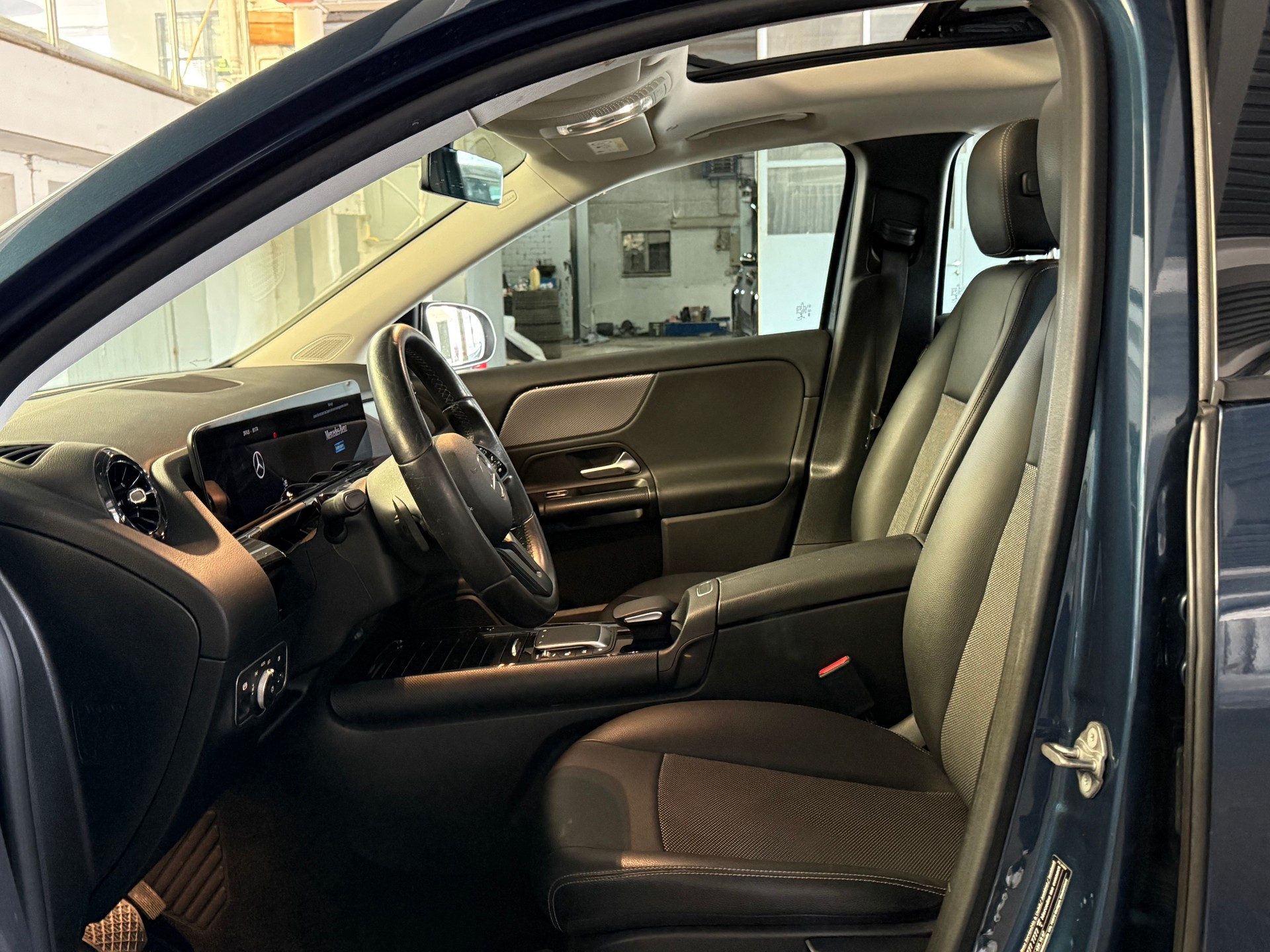 MERCEDES-BENZ GLA 200 Progressive 7G-DCT-image-11
