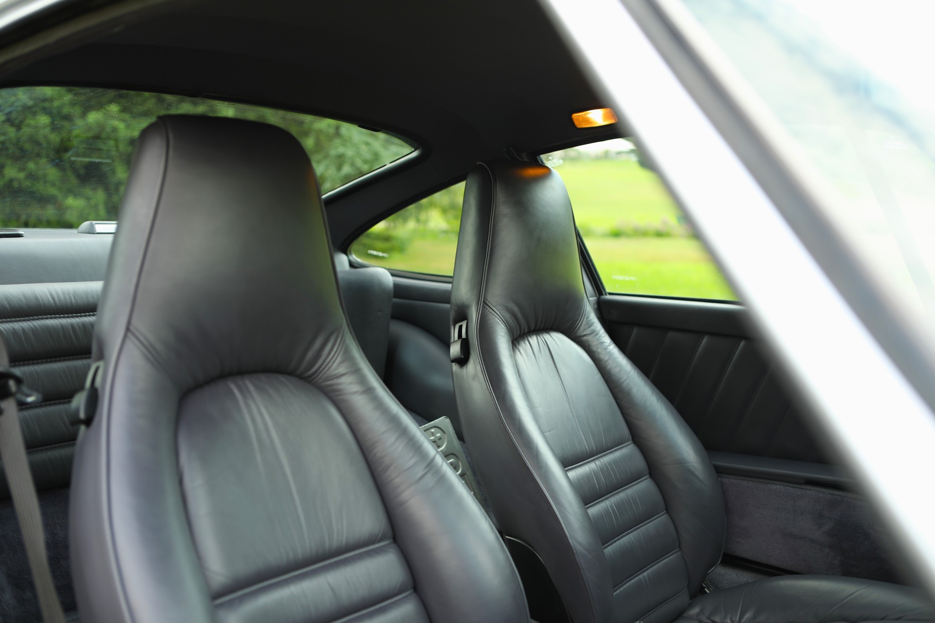 PORSCHE 911 Carrera 4 - 964 Jubilé-image-11
