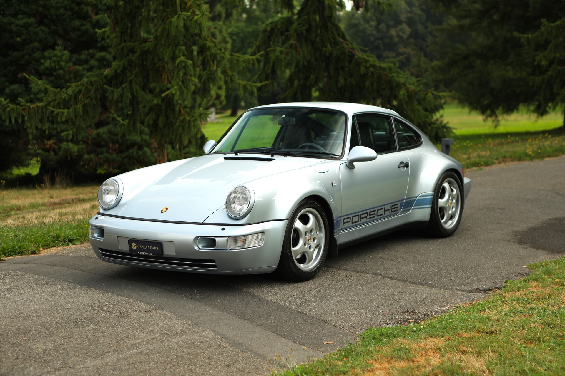 PORSCHE 911 Carrera 4 - 964 Jubilé-image-9