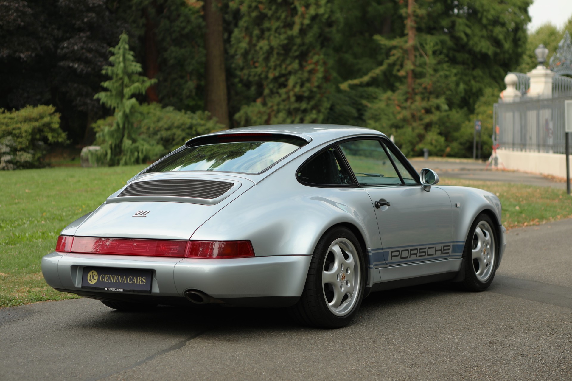 PORSCHE 911 Carrera 4 - 964 Jubilé-image-8