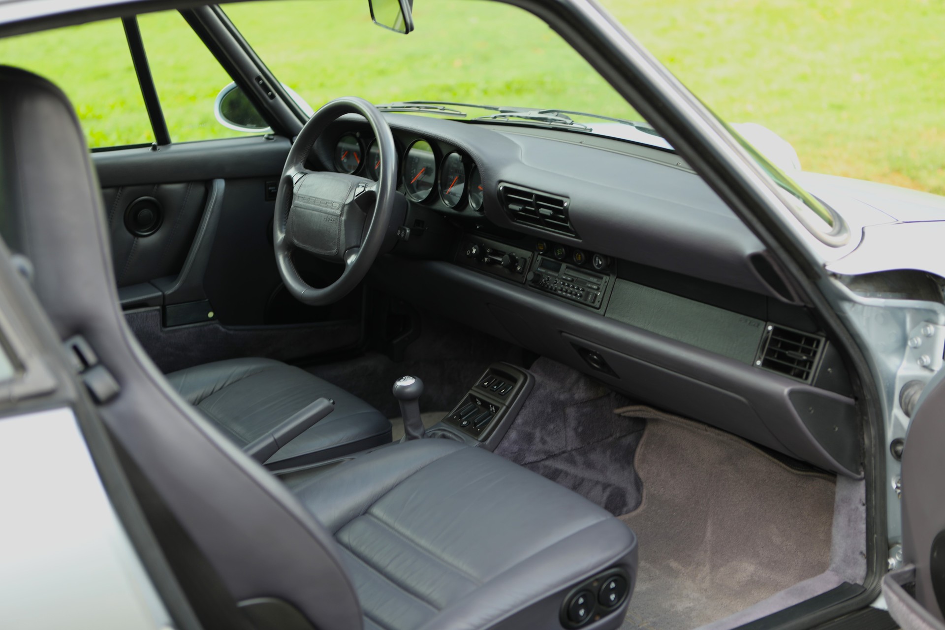 PORSCHE 911 Carrera 4 - 964 Jubilé-image-12