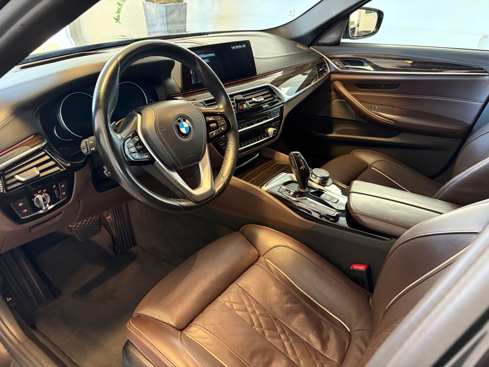 BMW 540i xDrive Touring Luxury Line Steptronic-image-4