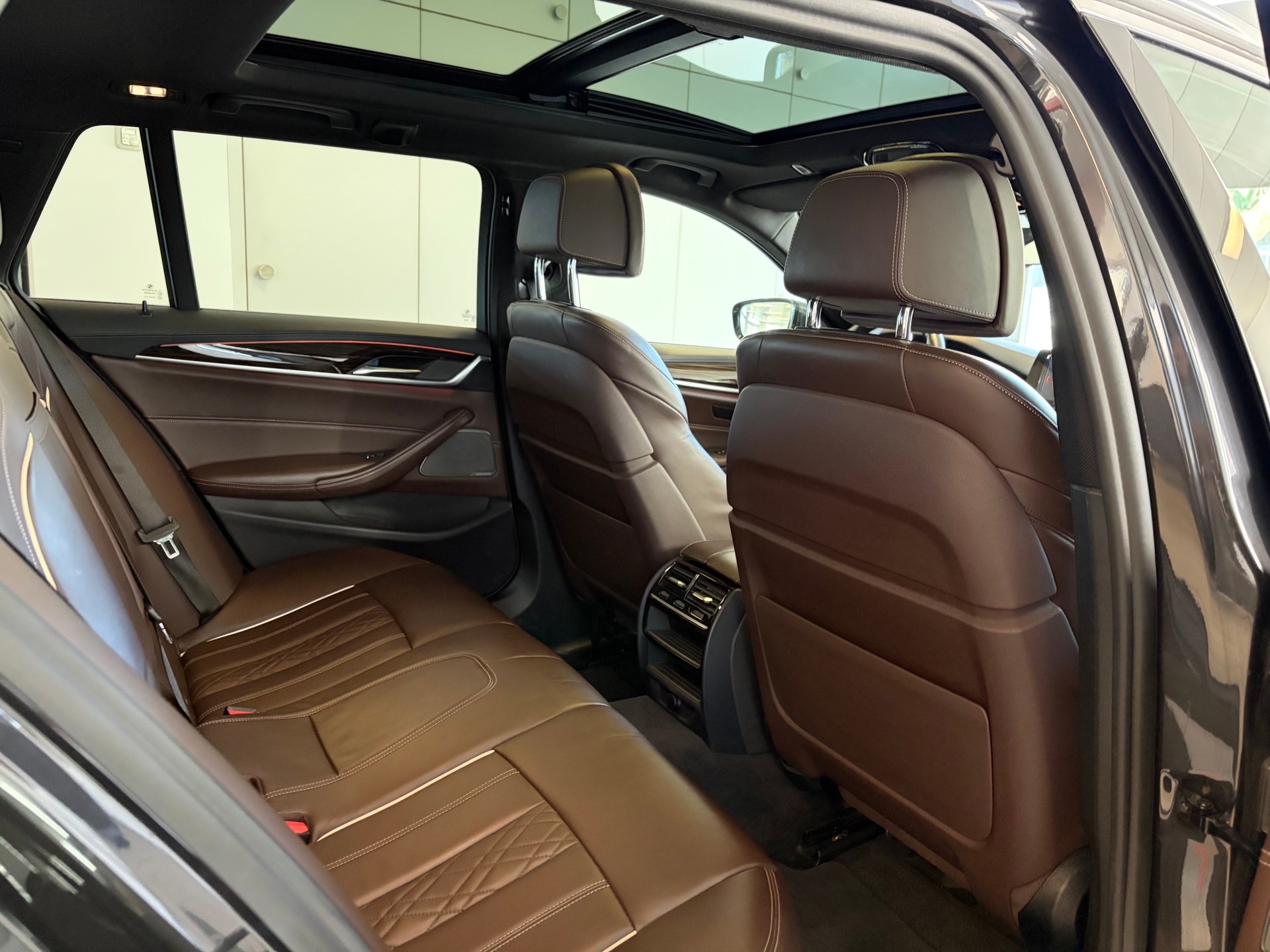BMW 540i xDrive Touring Luxury Line Steptronic-image-16