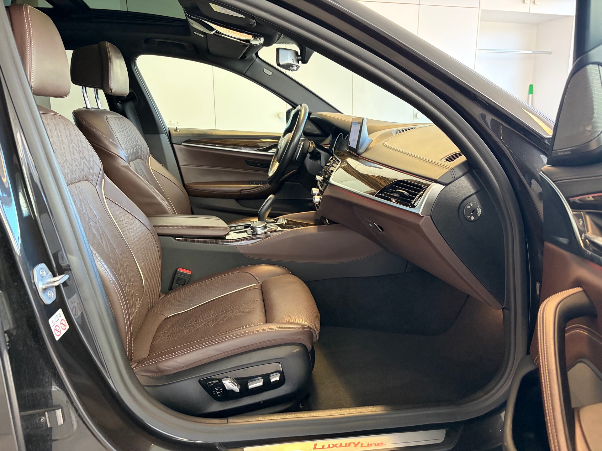 BMW 540i xDrive Touring Luxury Line Steptronic-image-10