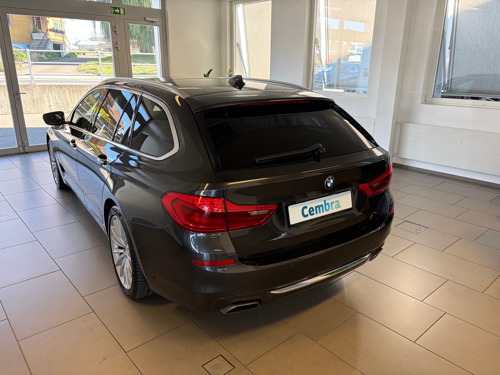 BMW 540i xDrive Touring Luxury Line Steptronic-image-3