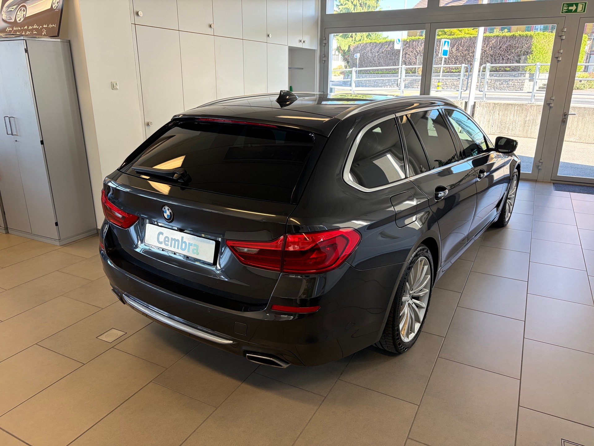 BMW 540i xDrive Touring Luxury Line Steptronic-image-2
