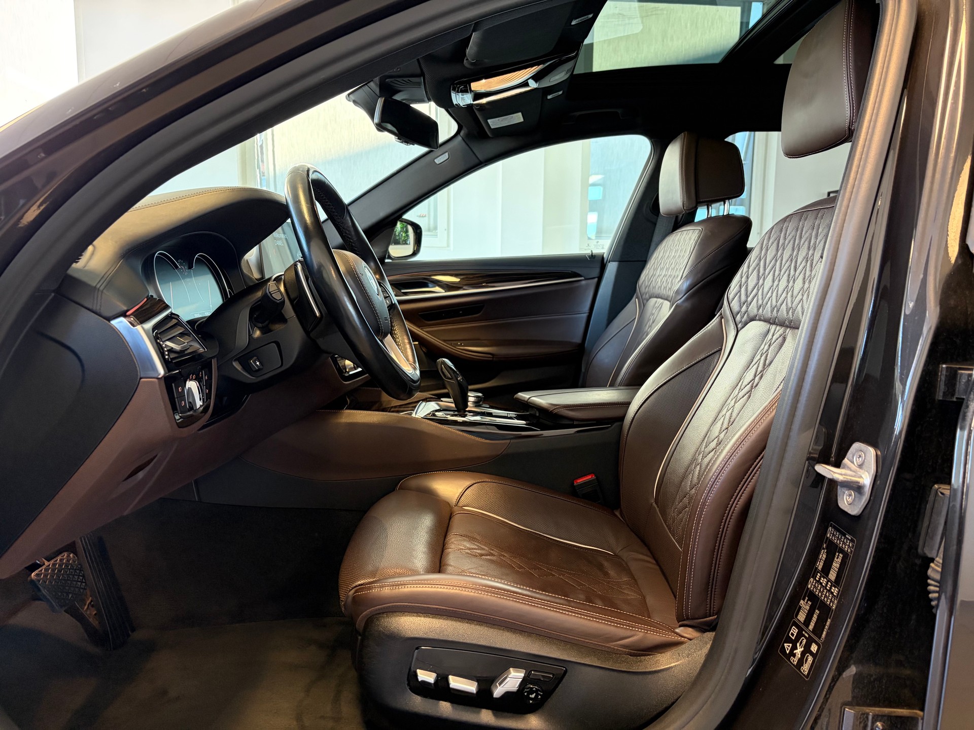 BMW 540i xDrive Touring Luxury Line Steptronic-image-6