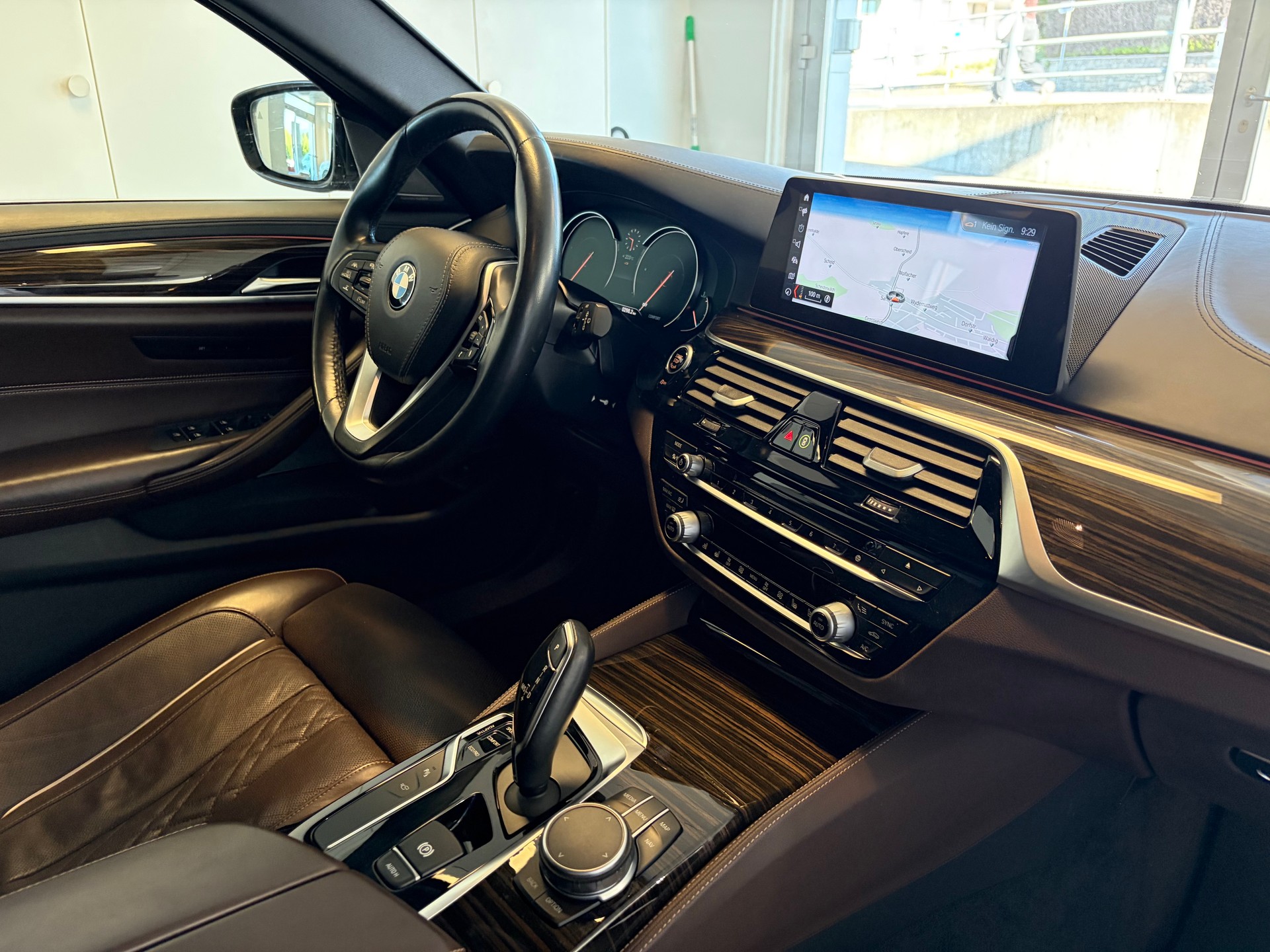 BMW 540i xDrive Touring Luxury Line Steptronic-image-8